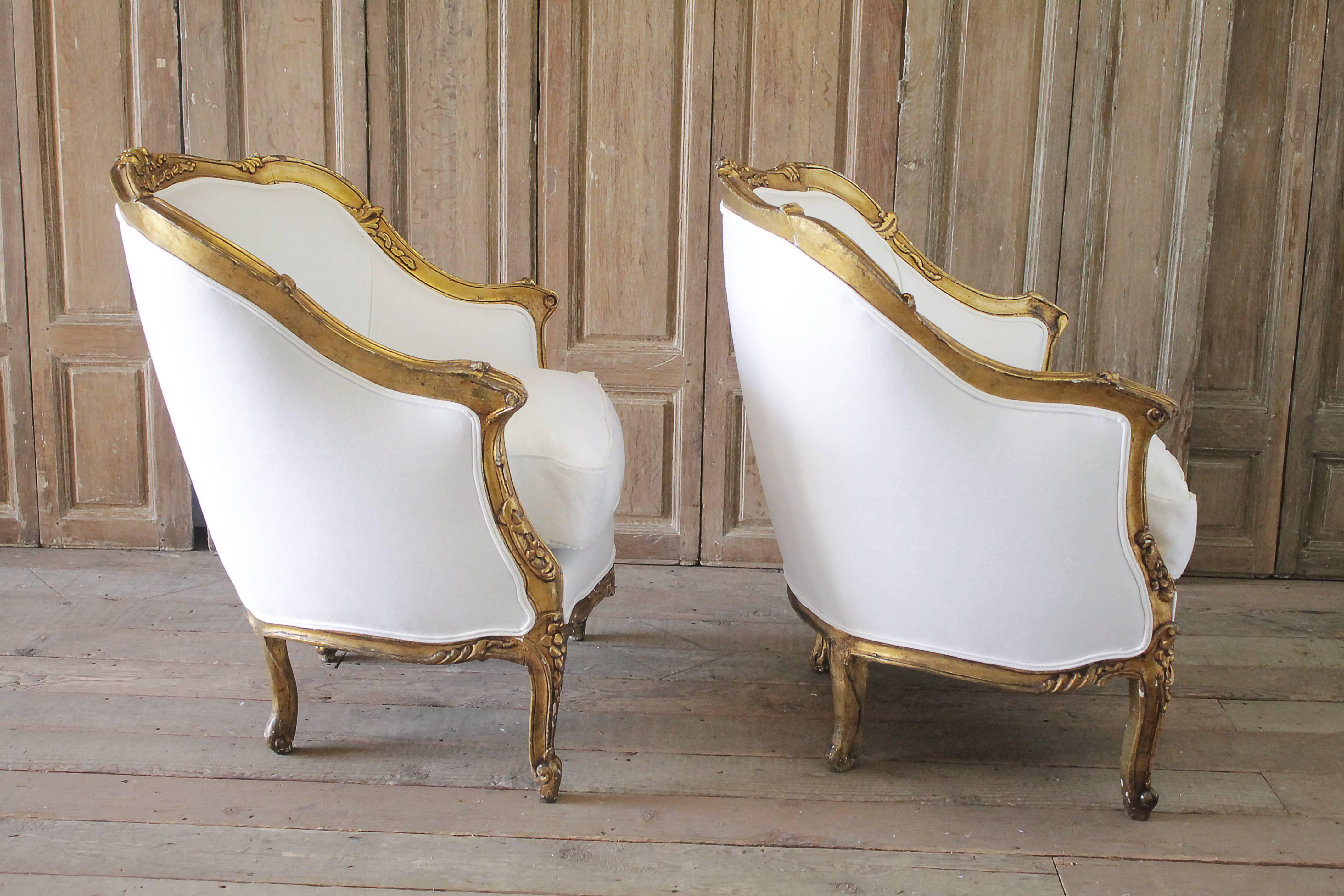 20th Century Giltwood Carved Bergere Chairs in White Belgian Linen 1