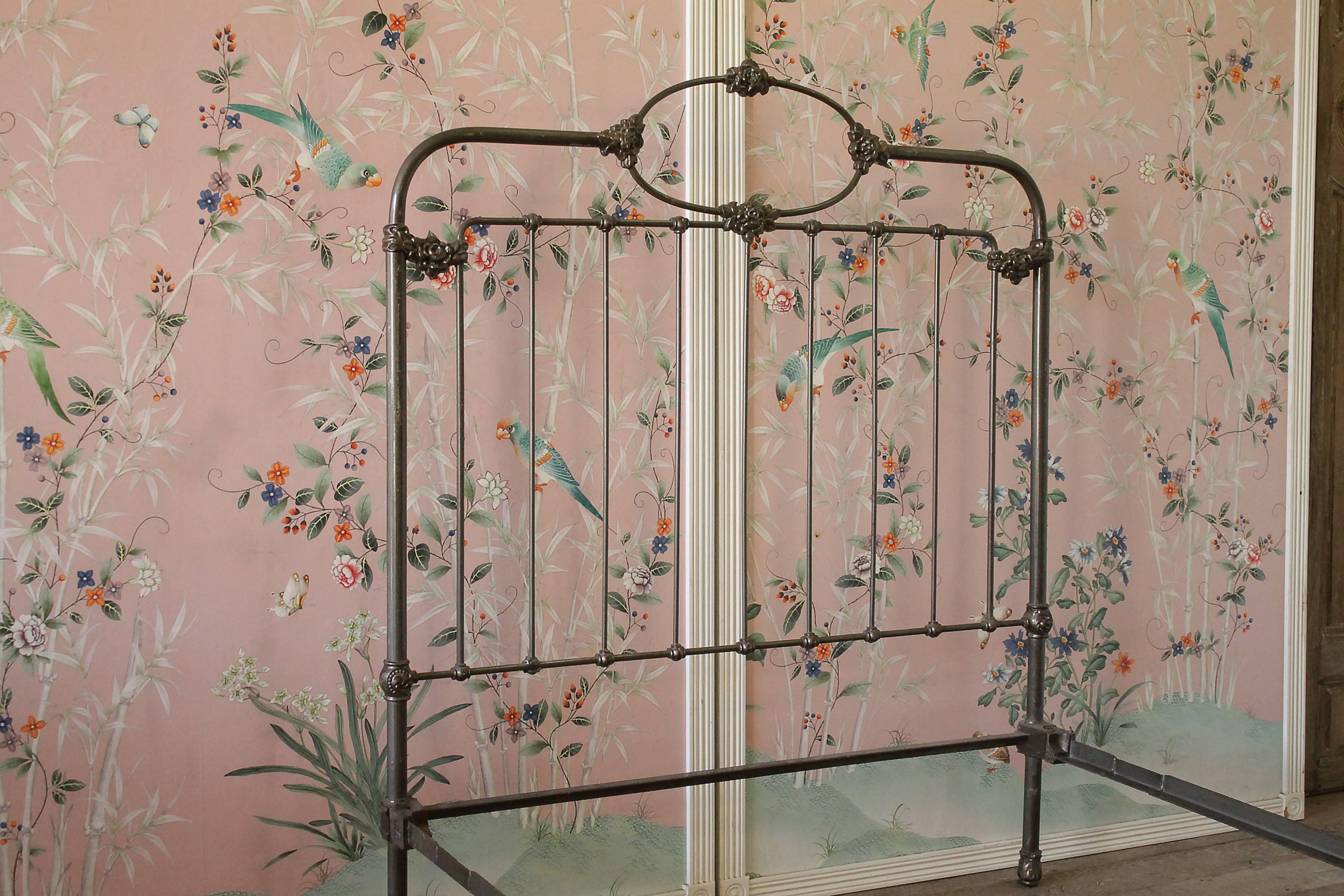 Antique wrought iron bed with roses full or queen-size
This beautiful bed has a dark bronze-grey coloring, very solid and sturdy, with original rails. These rails are long enough to hold a queen mattress. The queen-size would fit on top of the