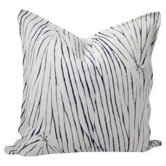 Coussin vintage en textile teint Shibori avec lin blanc