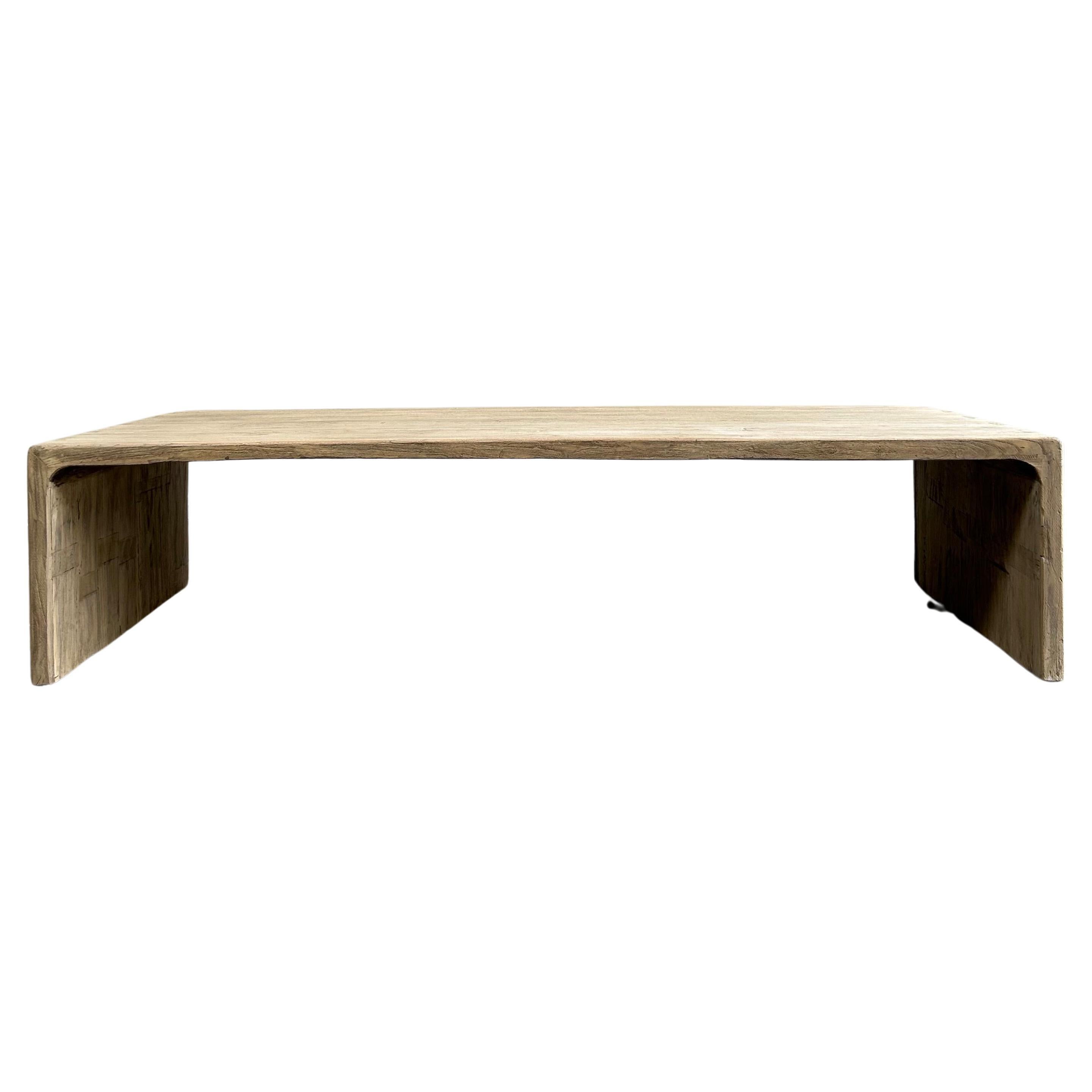 Table basse sur mesure en bois d'orme recyclé avec cascade