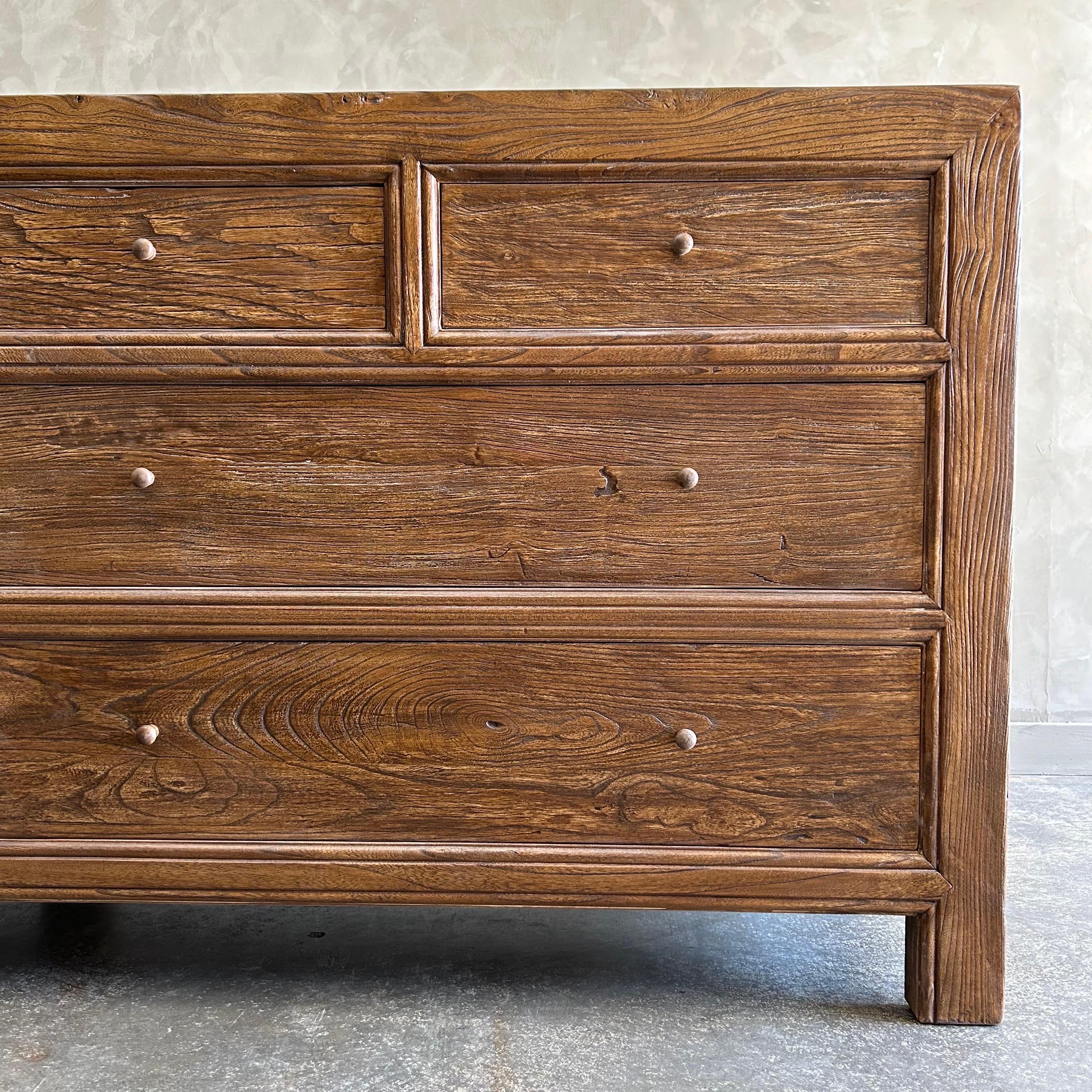 Il nostro comò è realizzato su misura in legno di olmo recuperato con una finitura in noce scuro,  La cassettiera ecologica è un ottimo complemento per qualsiasi spazio.  Scopri la bellezza del legno recuperato e la comodità di un ampio spazio di