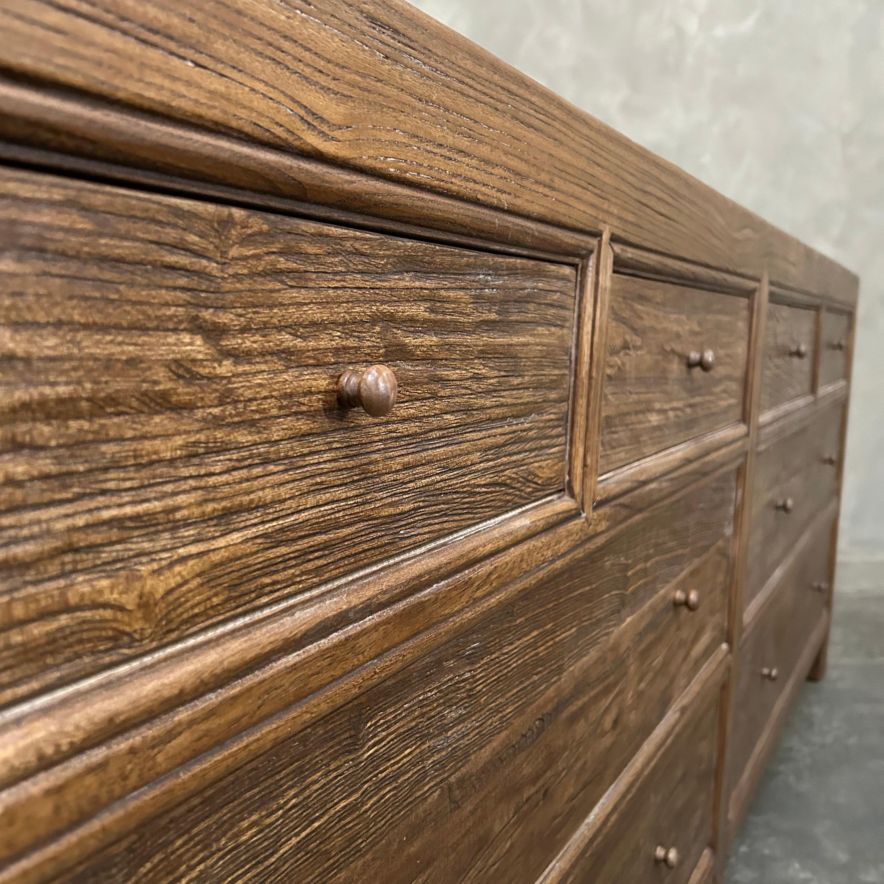 Organico moderno Comò personalizzato in legno di olmo recuperato con finitura in noce in vendita