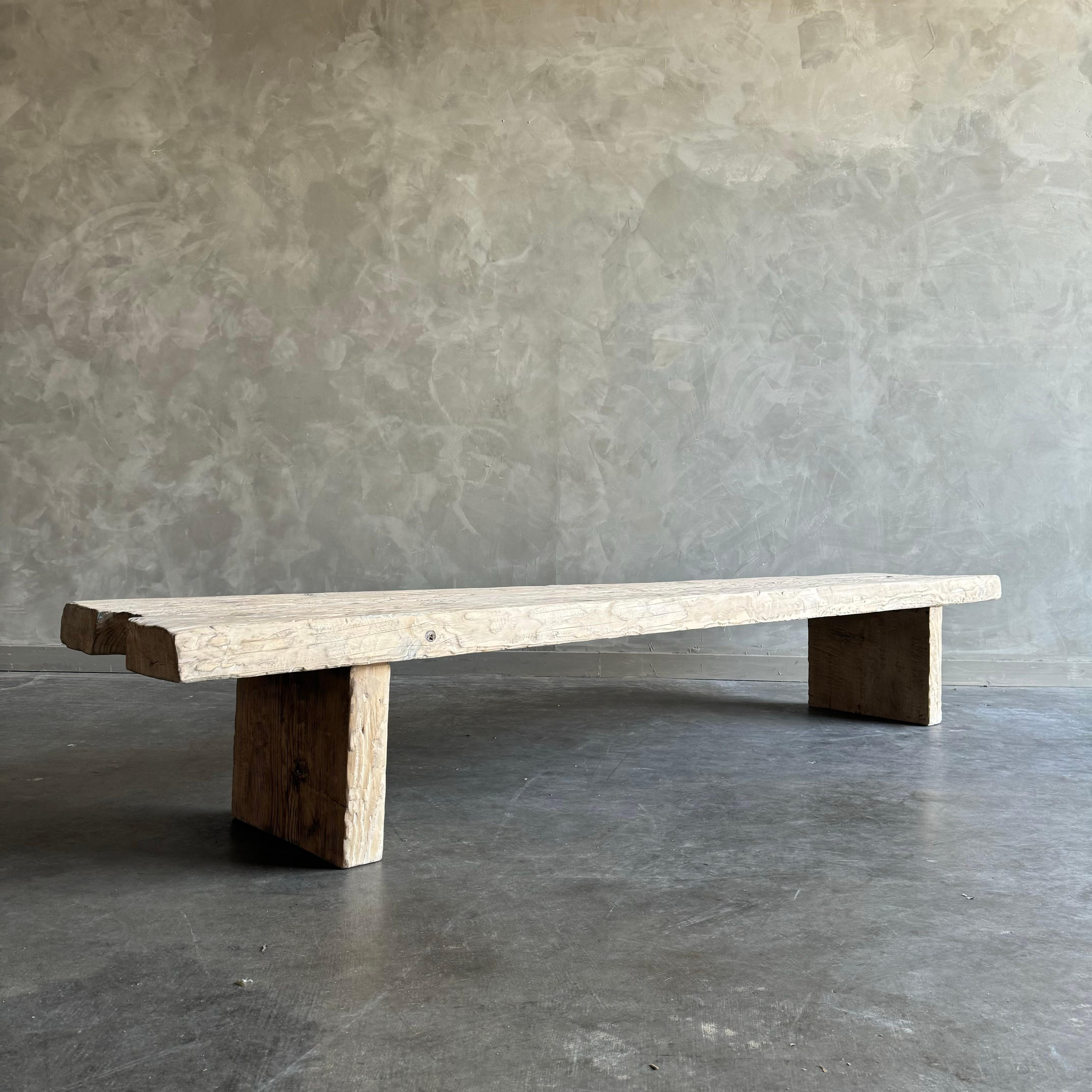 Belle patine ancienne, avec les intempéries et l'âge, ces objets sont solides et robustes, prêts à être utilisés quotidiennement, comme table derrière un canapé, tabouret, table basse, ils sont parfaits pour tout espace. Chaque pièce est vraiment