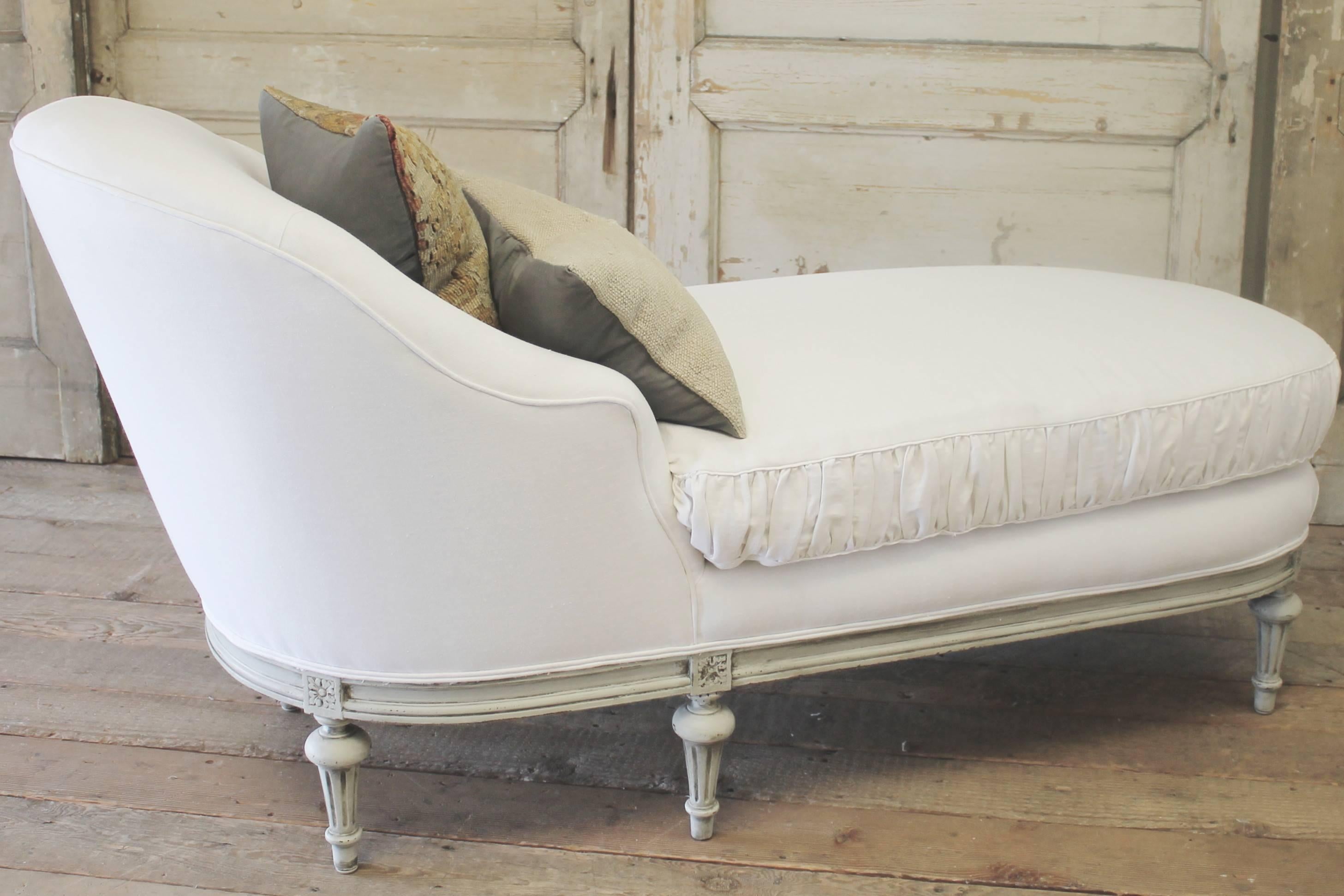 Antique Louis XVI Style French Chaise Longue in Belgian Linen In Excellent Condition In Brea, CA