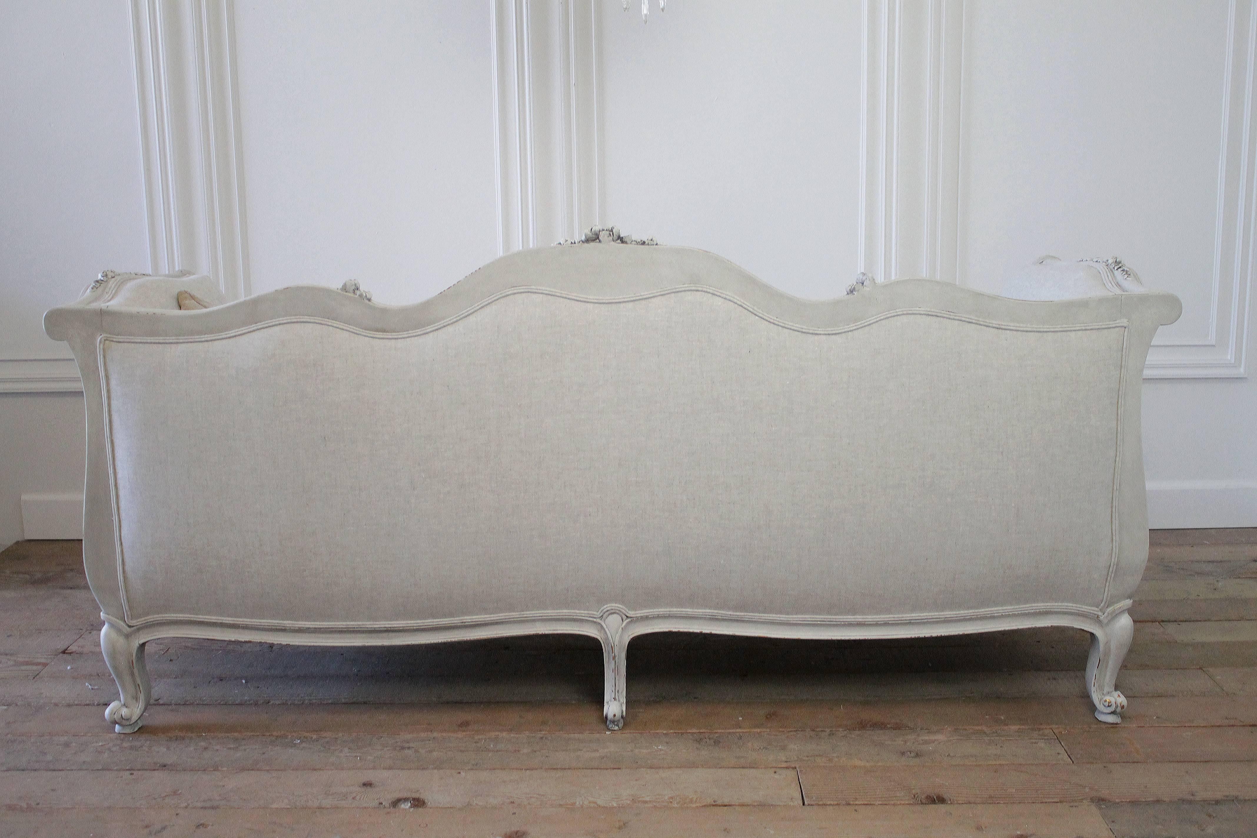 Vintage French Louis XV Style Daybed Sofa in Natural Beligan Linen In Excellent Condition In Brea, CA