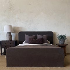 Cama de tamaño «Queen» con funda de lino belga en color Café Noir