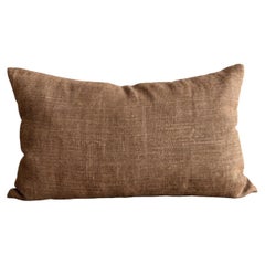 Coussin luxueux en lin belge de la marque Bloom Home, couleur Bois, 15 x 25 pouces