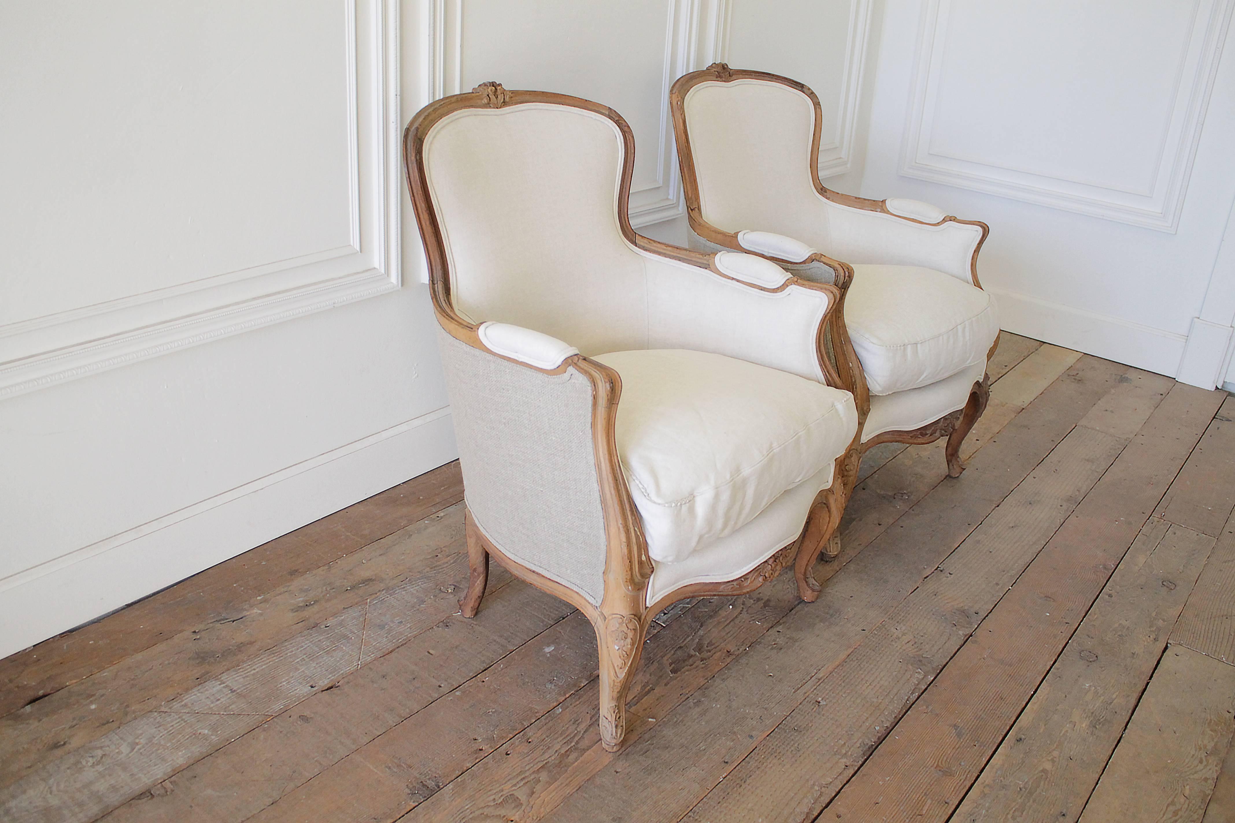 20th Century Carved Walnut Bergere Chairs in Belgian Linen 2