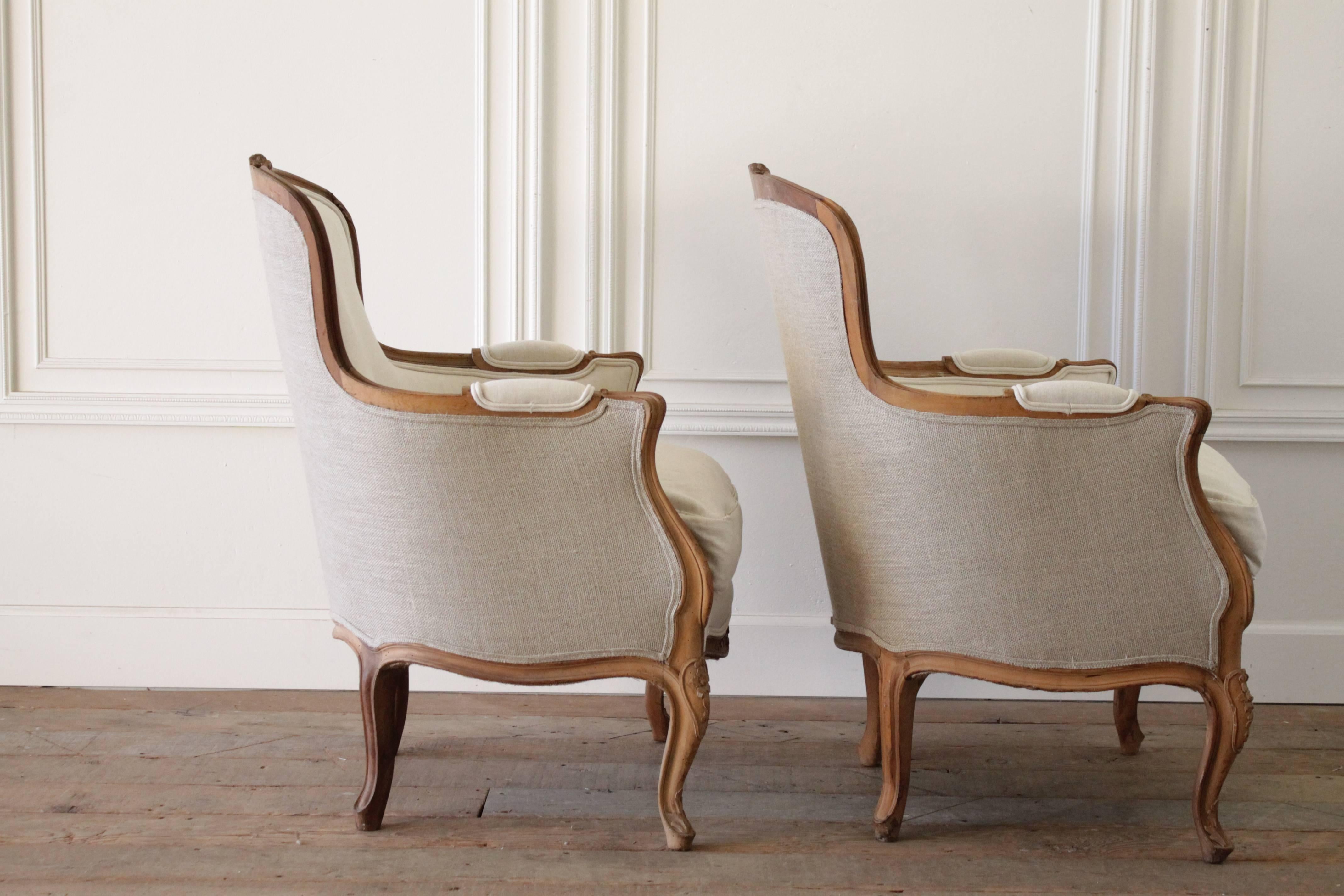 20th Century Carved Walnut Bergere Chairs in Belgian Linen 3