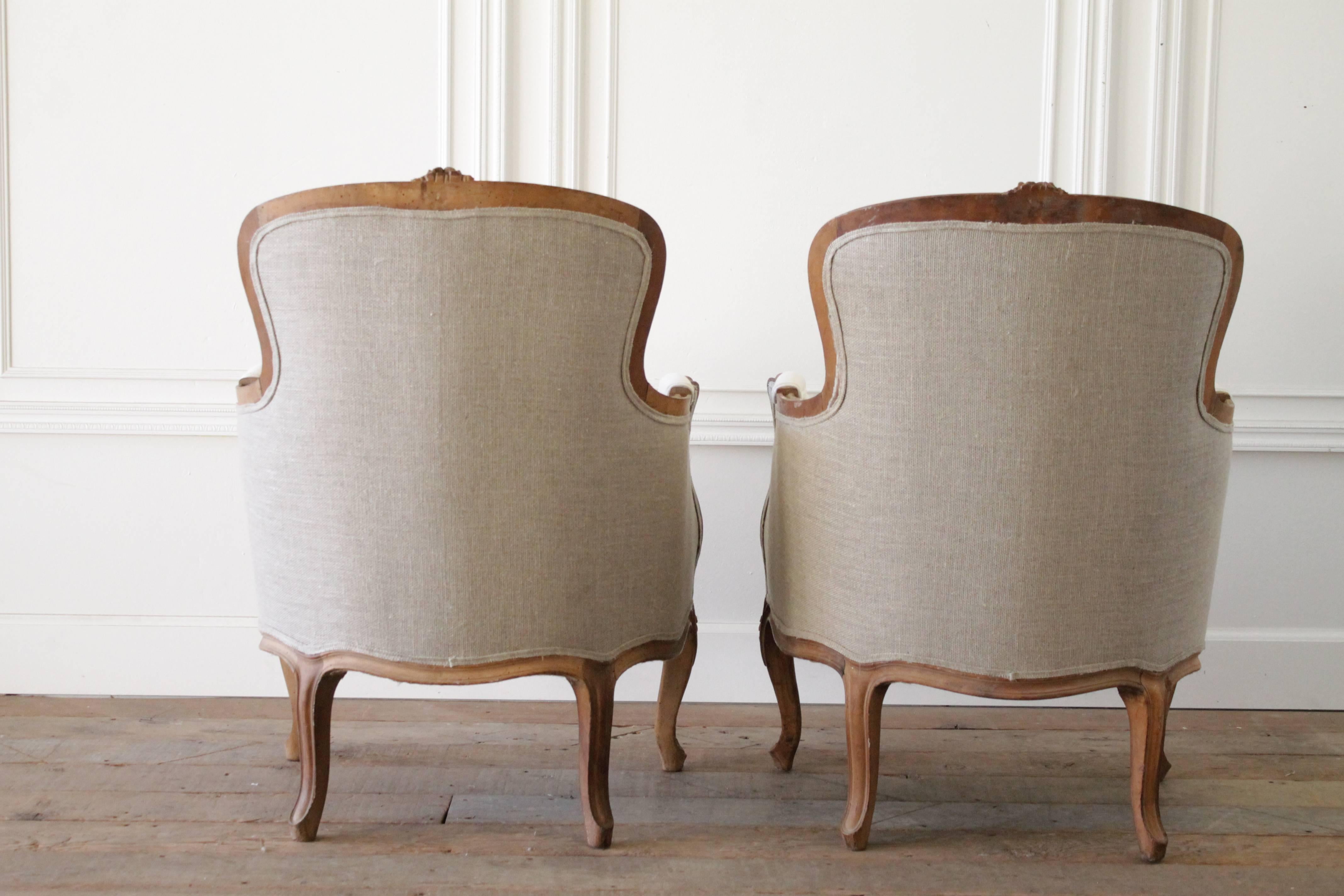 20th Century Carved Walnut Bergere Chairs in Belgian Linen 4