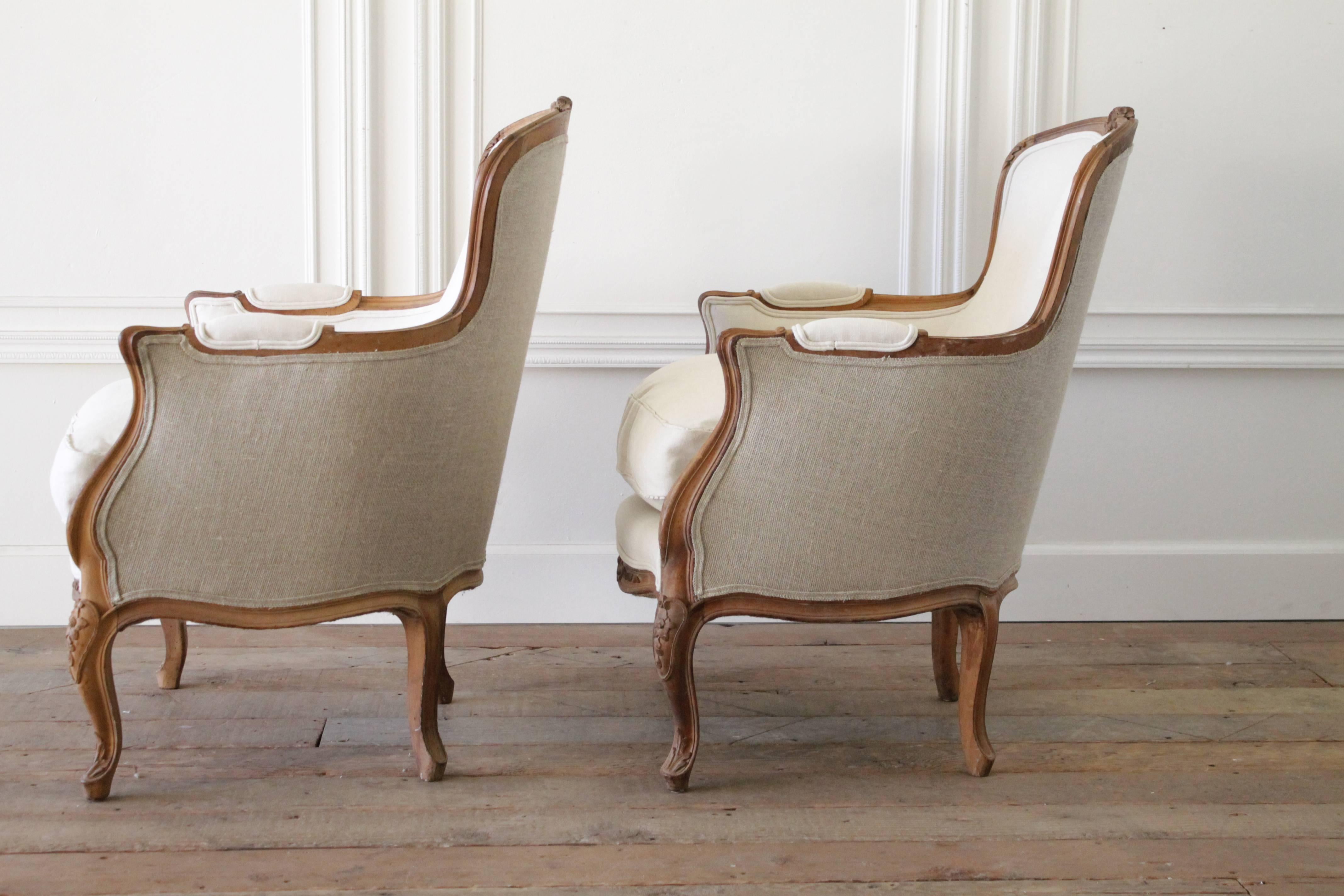 20th Century Carved Walnut Bergere Chairs in Belgian Linen 5