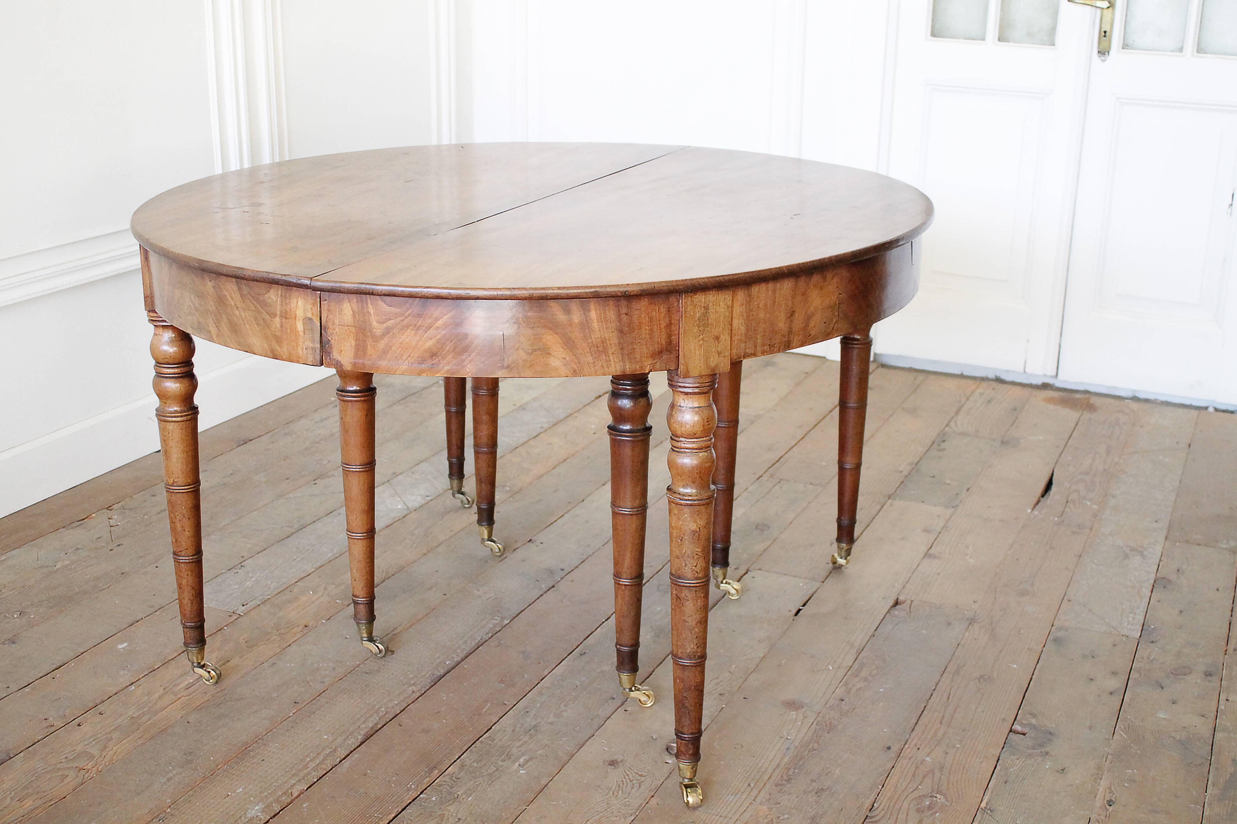 Beautiful oval table can be used for a dining table or entry centre table. No leaves are available, but can be custom-made by a craftsman. Each leg rest up on brass casters.
Measures: 54