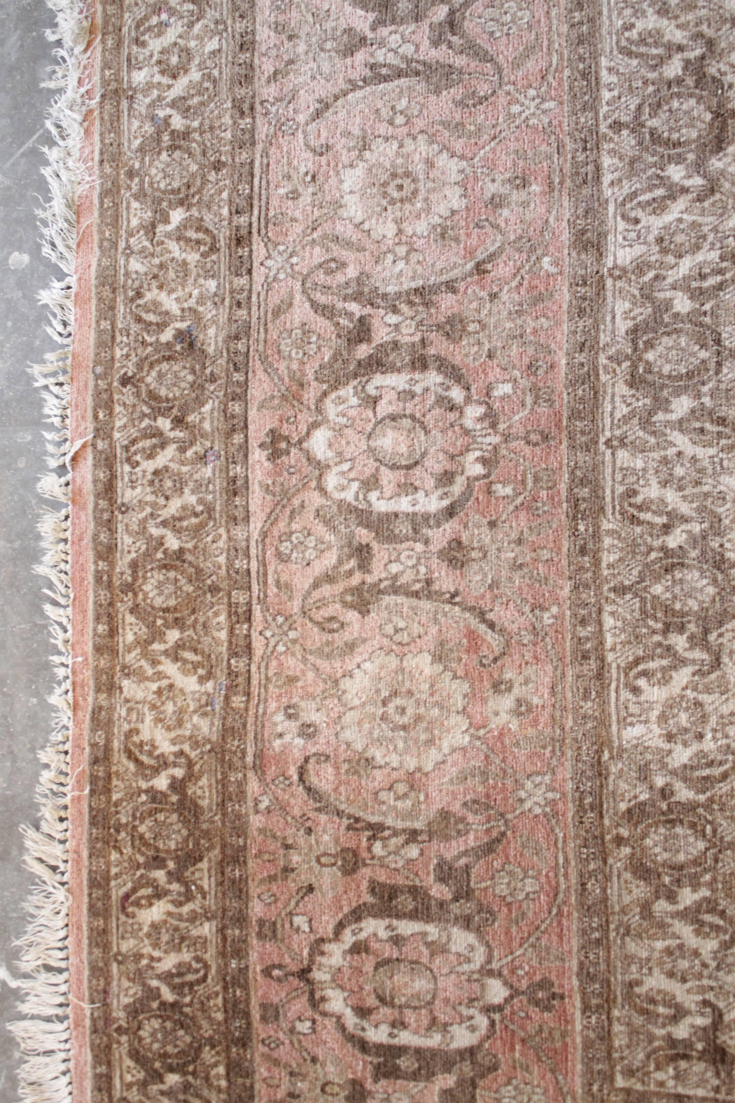 Wollteppich im persischen Stil in weichen Rosa und Braun im Angebot 1