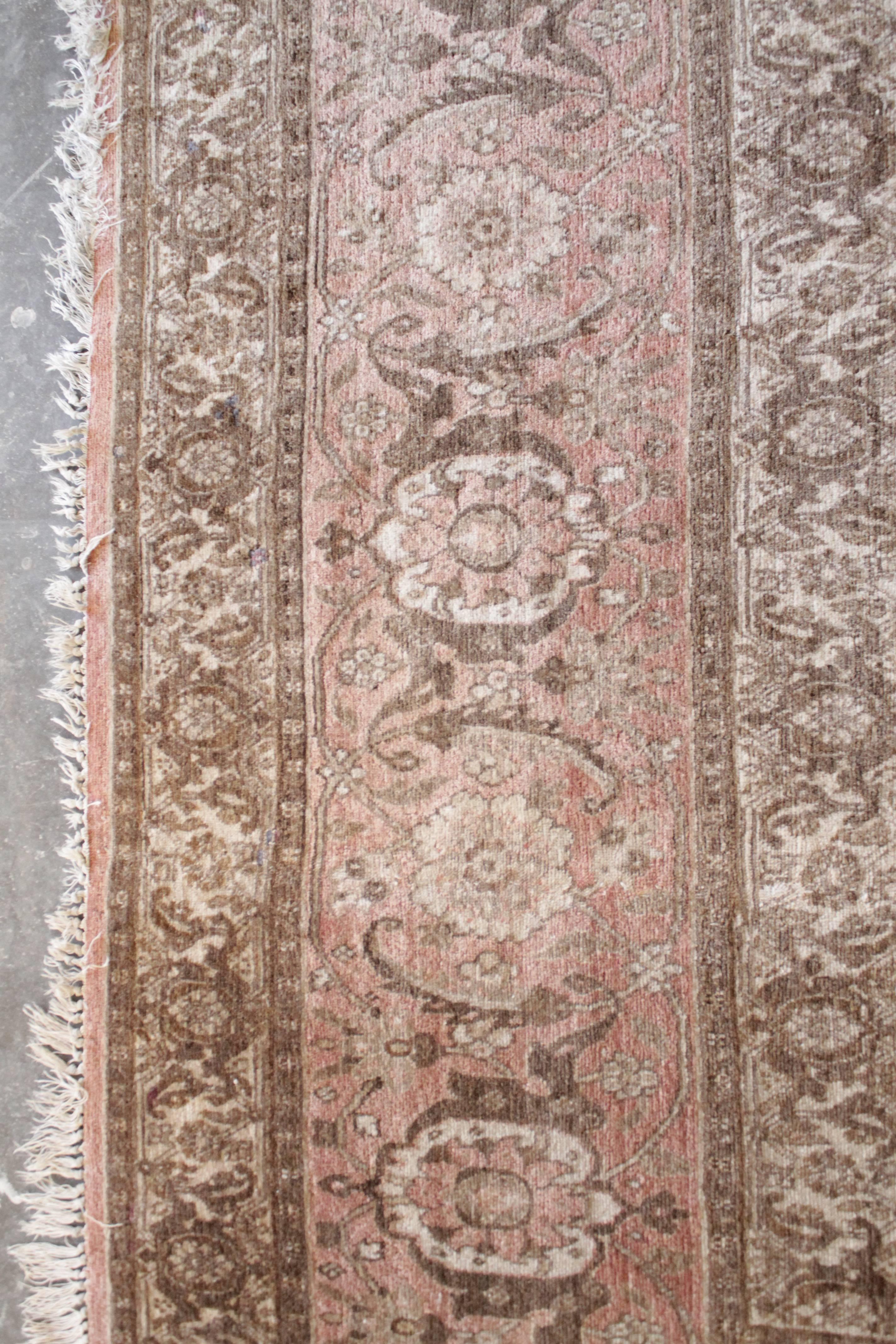 Tapis en laine de style persan vintage, roses et bruns doux en vente 1