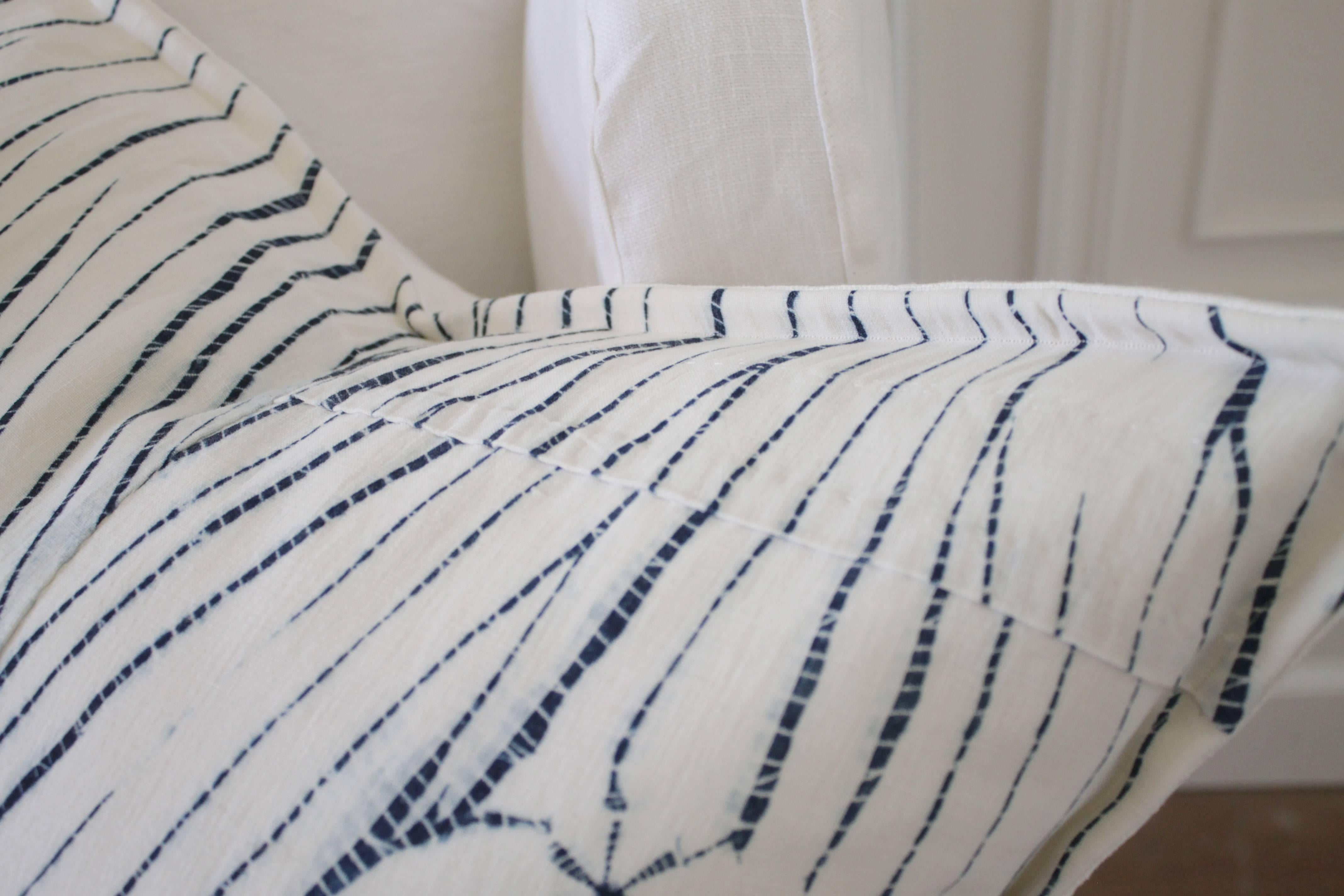 Vintage Shibori Dyed Textile Pillow with White Linen In Good Condition In Brea, CA