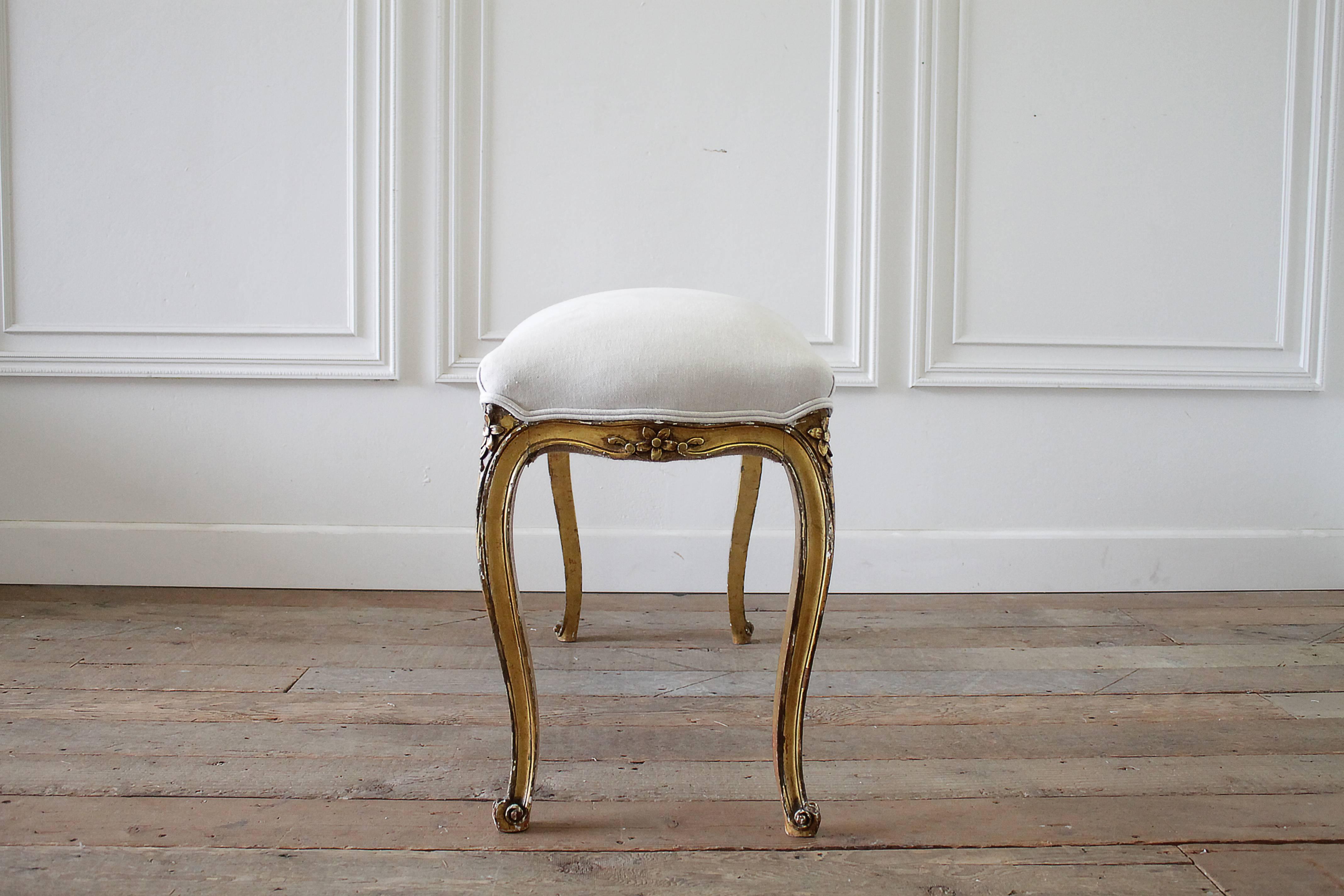 Elegant Carved Louis XV Style Giltwood Bench Upholstered in Linen In Distressed Condition In Brea, CA