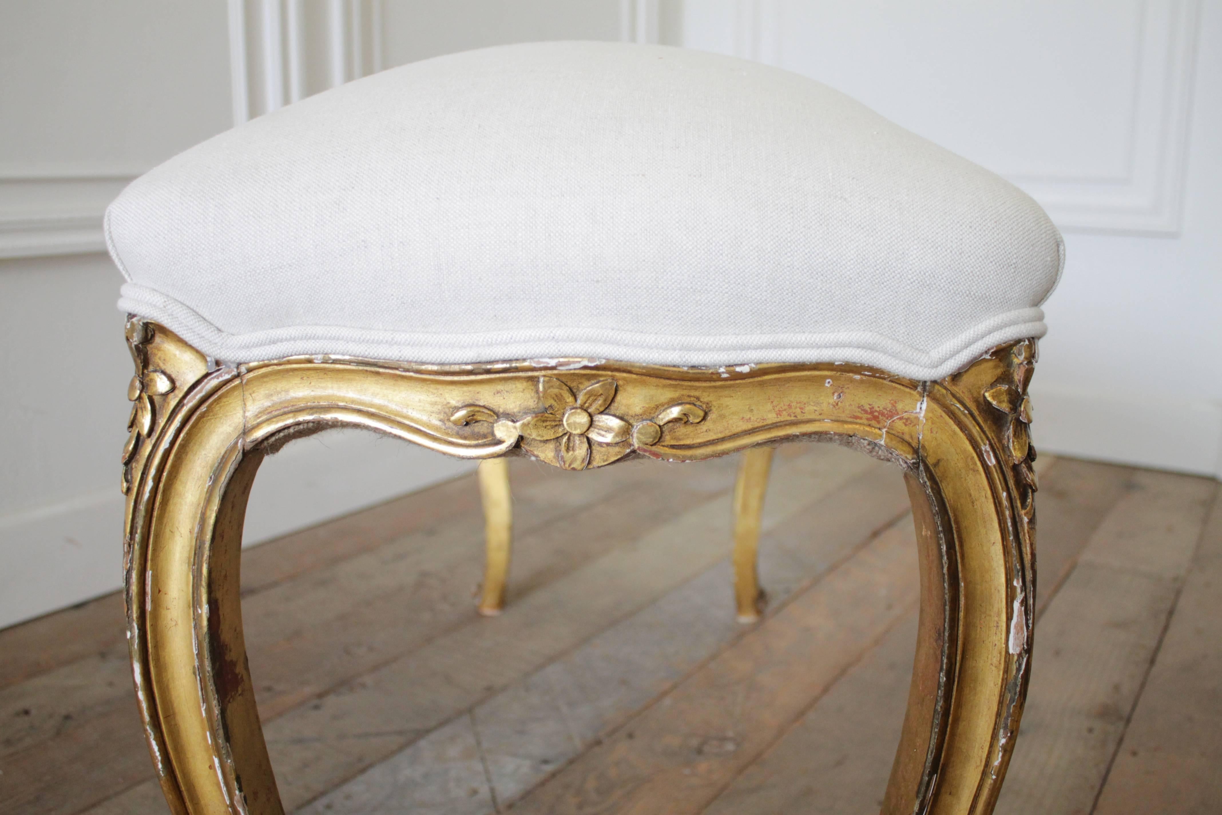 Elegant Carved Louis XV Style Giltwood Bench Upholstered in Linen 1