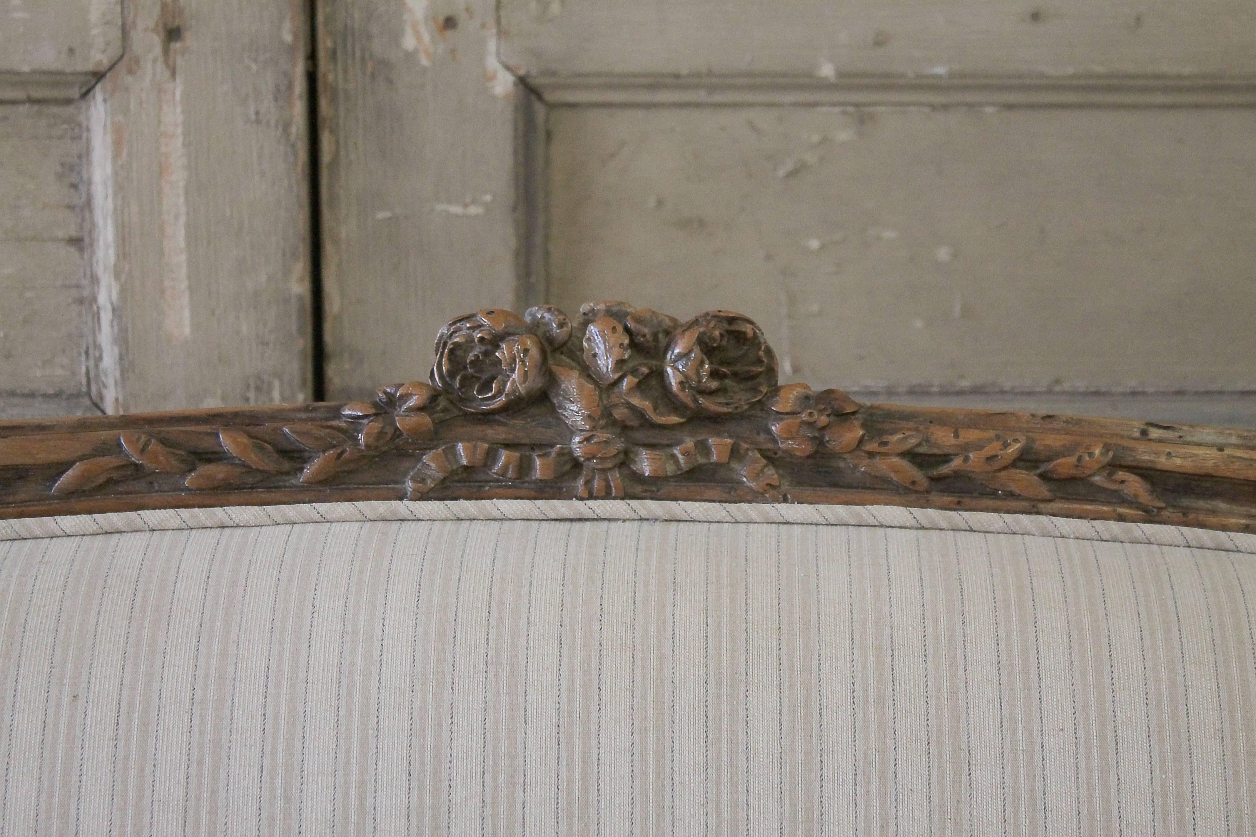 19th Century Walnut Rose Carved Settee Upholstered in Stripe Linen In Distressed Condition In Brea, CA