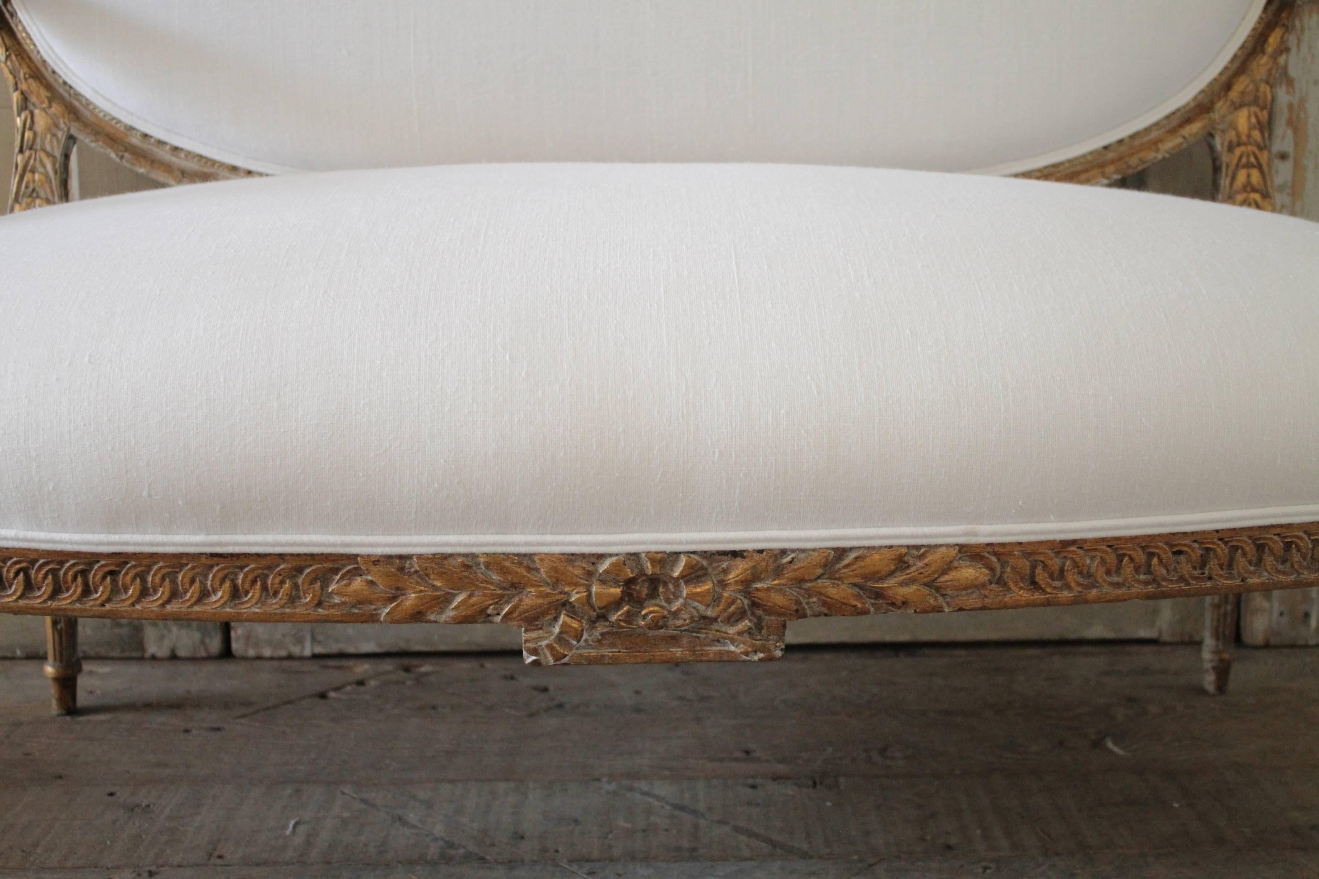 Louis XVI Style Giltwood Settee Upholstered in White Irish Linen In Distressed Condition In Brea, CA