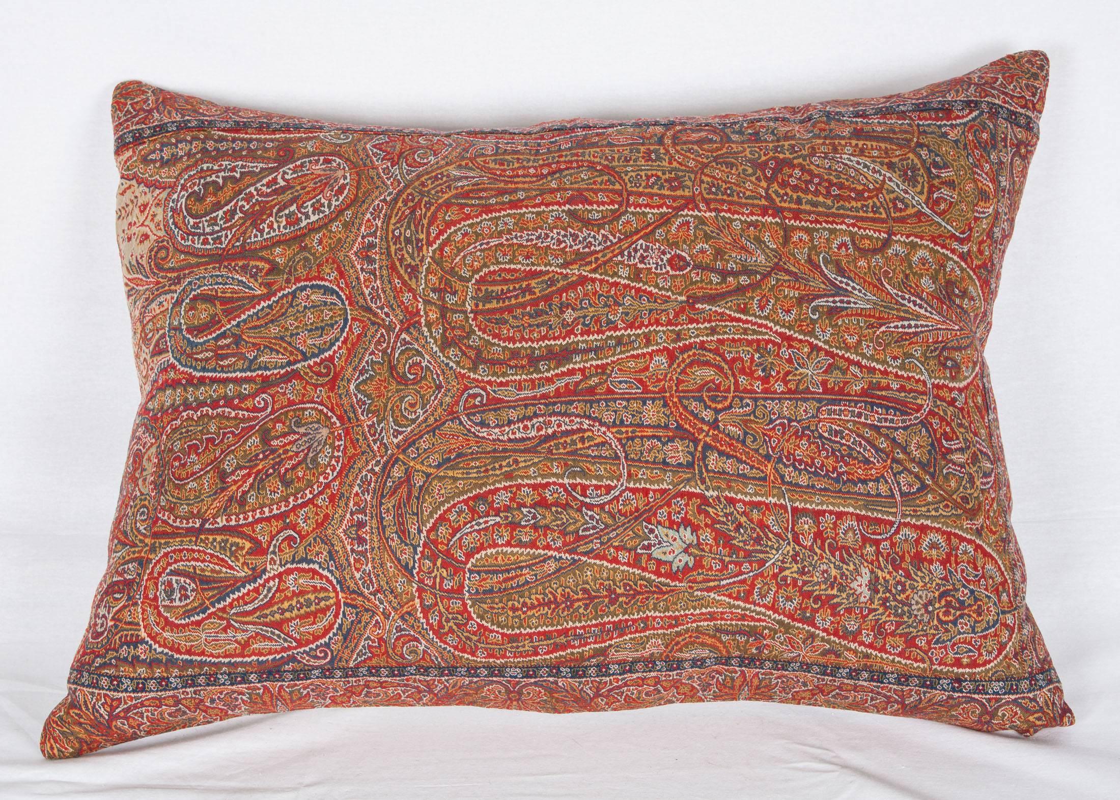 The pillow is made out of a early 19th century paisley shawl.
It does not come with an insert but it comes with a bag made to the size and out of cotton to accommodate the filling.
The backing is made of linen.

Please Note: Filling is not