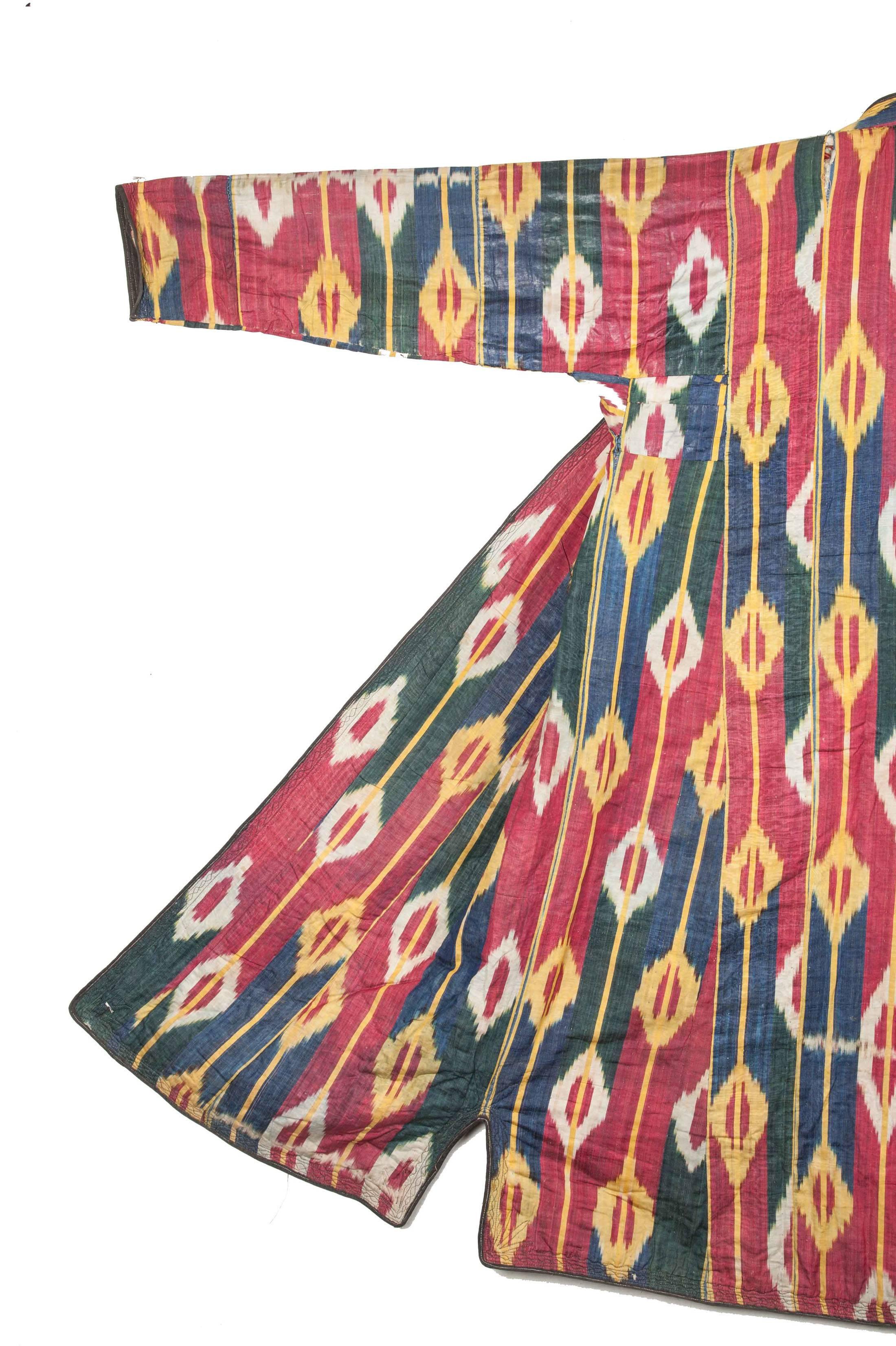 An unusual design for the Ikat design pool, in fairly good condition, the coat has a Russian cotton print as a lining and it is padded with cotton for winter use.
Sleeve to sleeve: 160 cm / 62.9