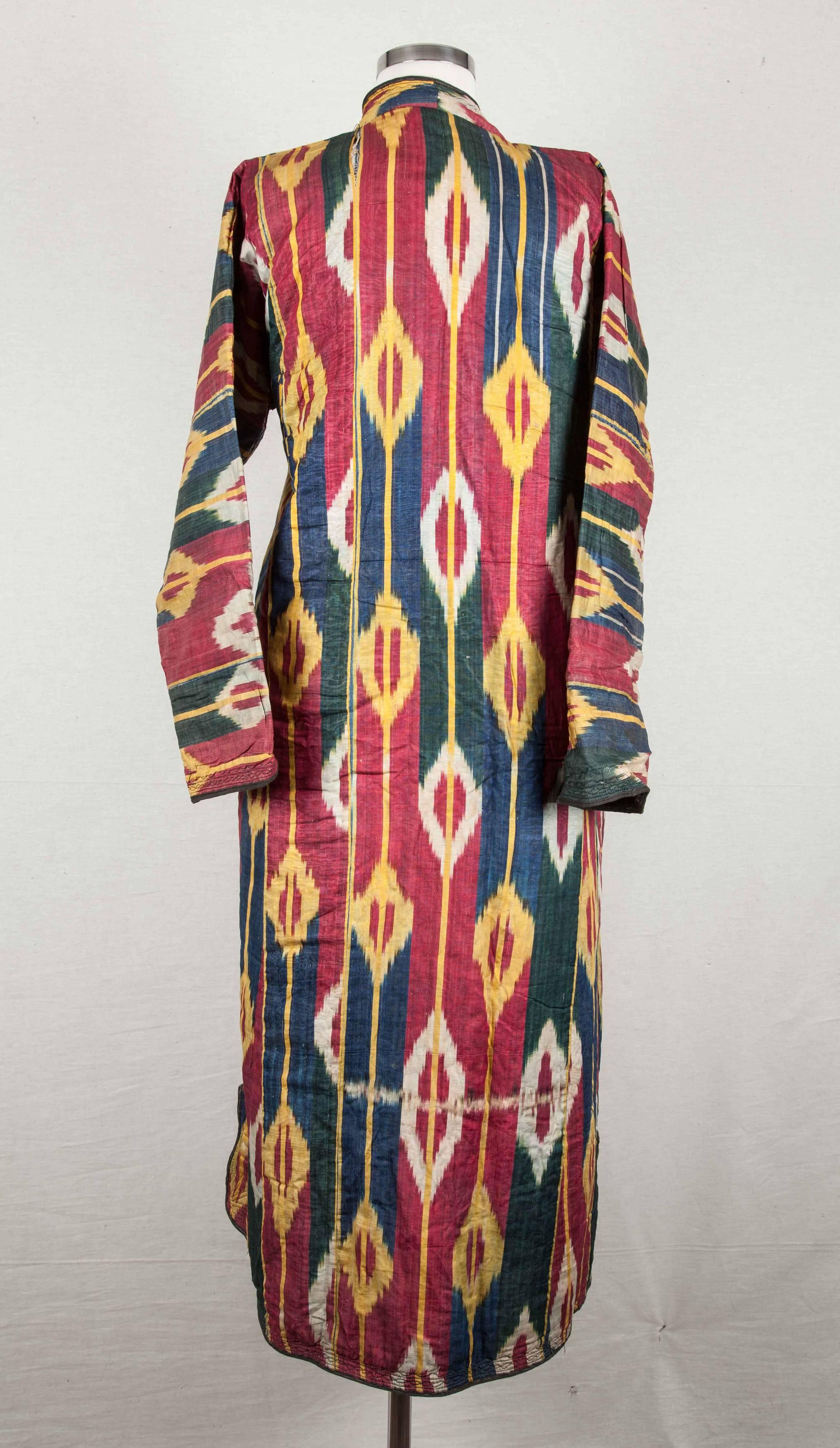 19th Century, Uzbek Silk and Cotton 'Silk Warp, Cotton Weft' Ikat Coat, Chapan In Good Condition For Sale In Istanbul, TR