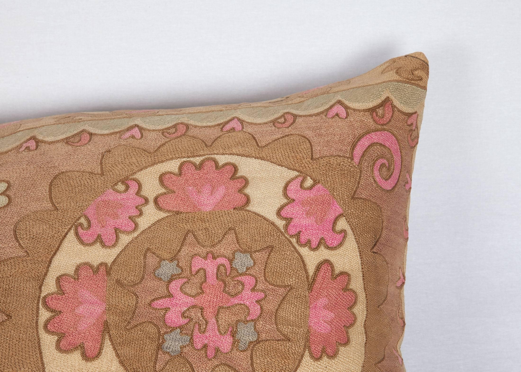 The pillow is made out of a mid-20th century. Uzbek silk Suzani.
It does not come with an insert but it comes with a bag made to the size and out of cotton to accommodate the filling.
The backing is made of linen.

Please note filling is not