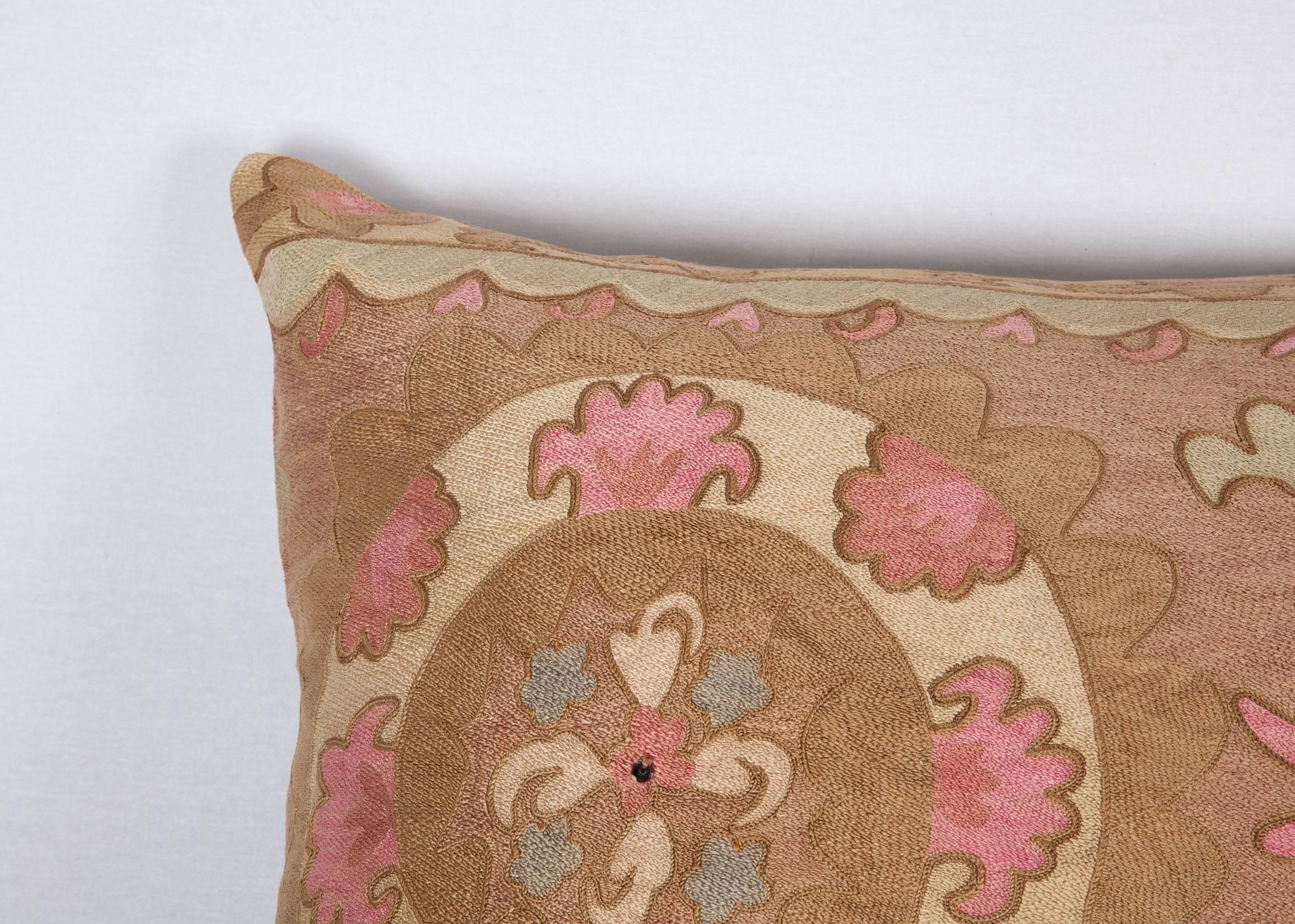 Mid-20th Century Uzbek Densly Embroidered Suzani Pillow In Good Condition In Istanbul, TR