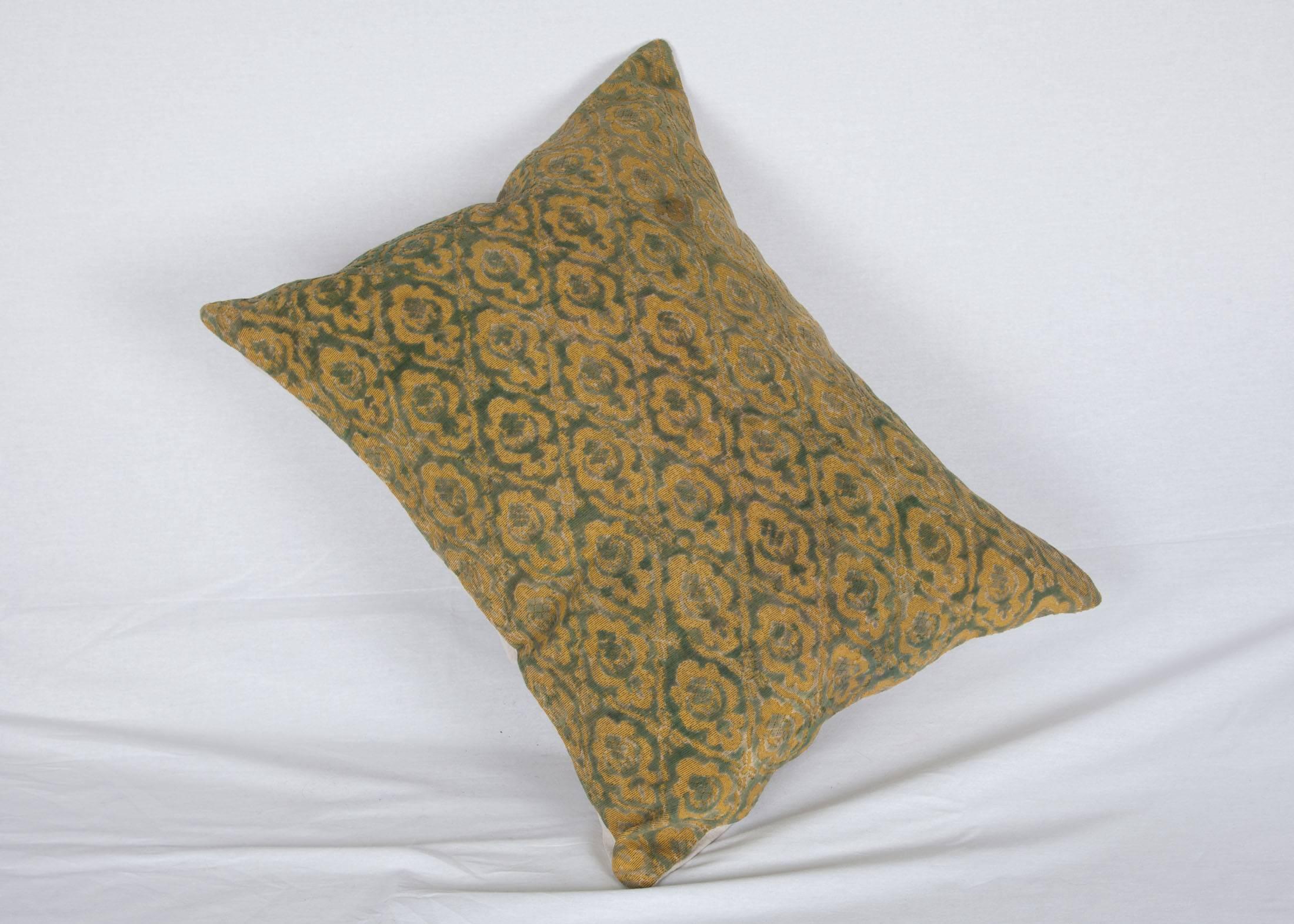 Early 20th Century Central Asian Cut Velvet pillow For Sale 2