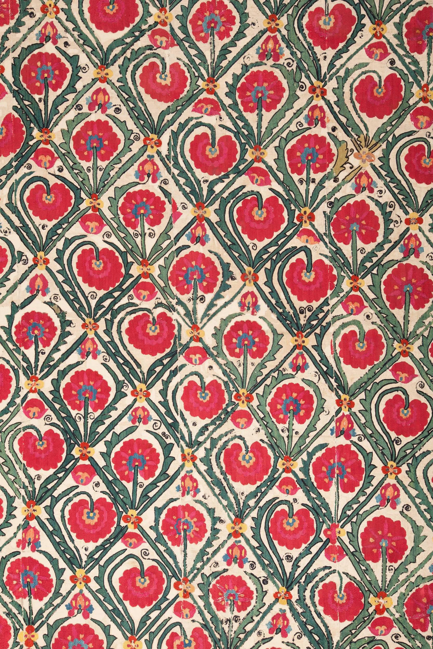Ein früher usbekischer Shakrisabz-Susani-Teppich mit einem ungewöhnlichen Design und großer Farbsättigung. Maße: 6'2'' x 8'0''. Hat einige Probleme mit dem Zustand, es ist mit einer zweiten Schicht aus elfenbeinfarbener Baumwolle hinterlegt und mit