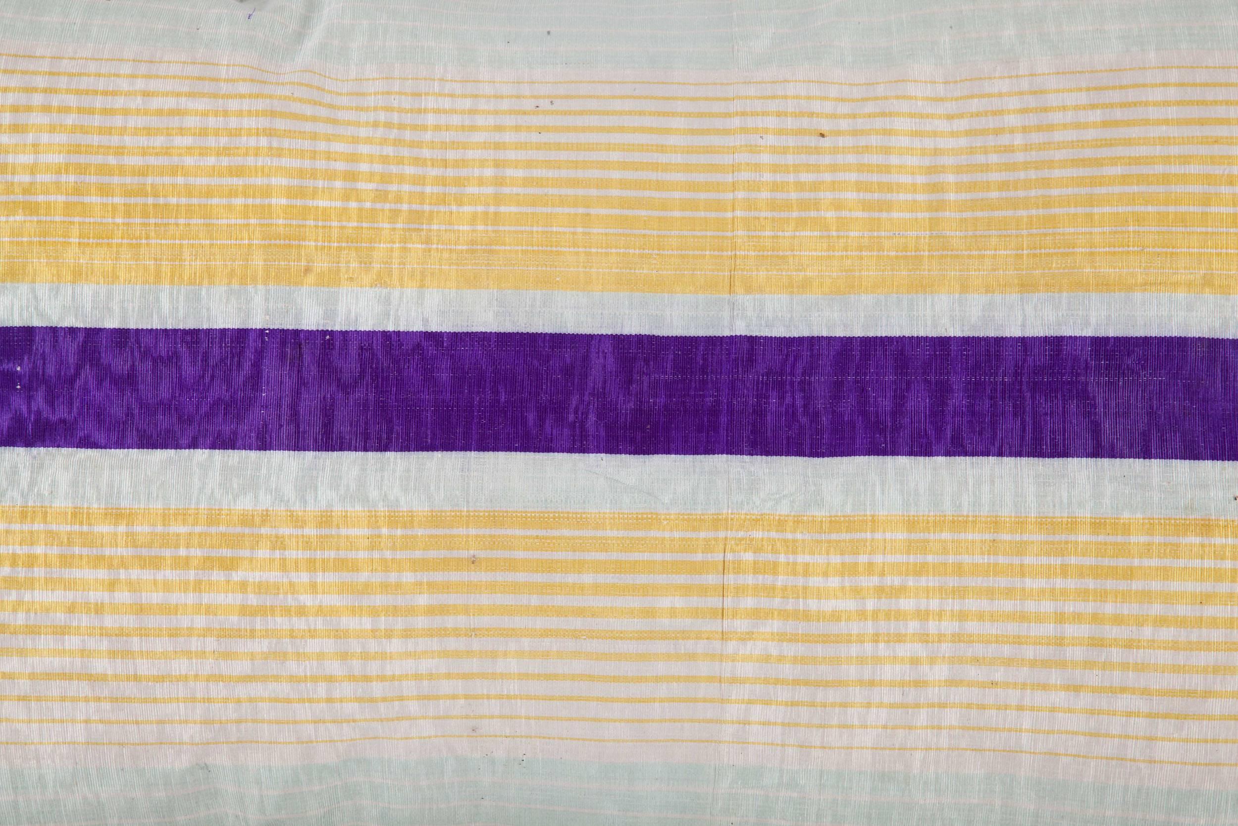 C'est un textile très facile à trouver, il a encore sa finition moray, semblable à celle du marbre, qui est le résultat du battage doux du textile pour lui donner une certaine douceur.
Ce coussin est fabriqué à partir d'un tissage de soie datant du