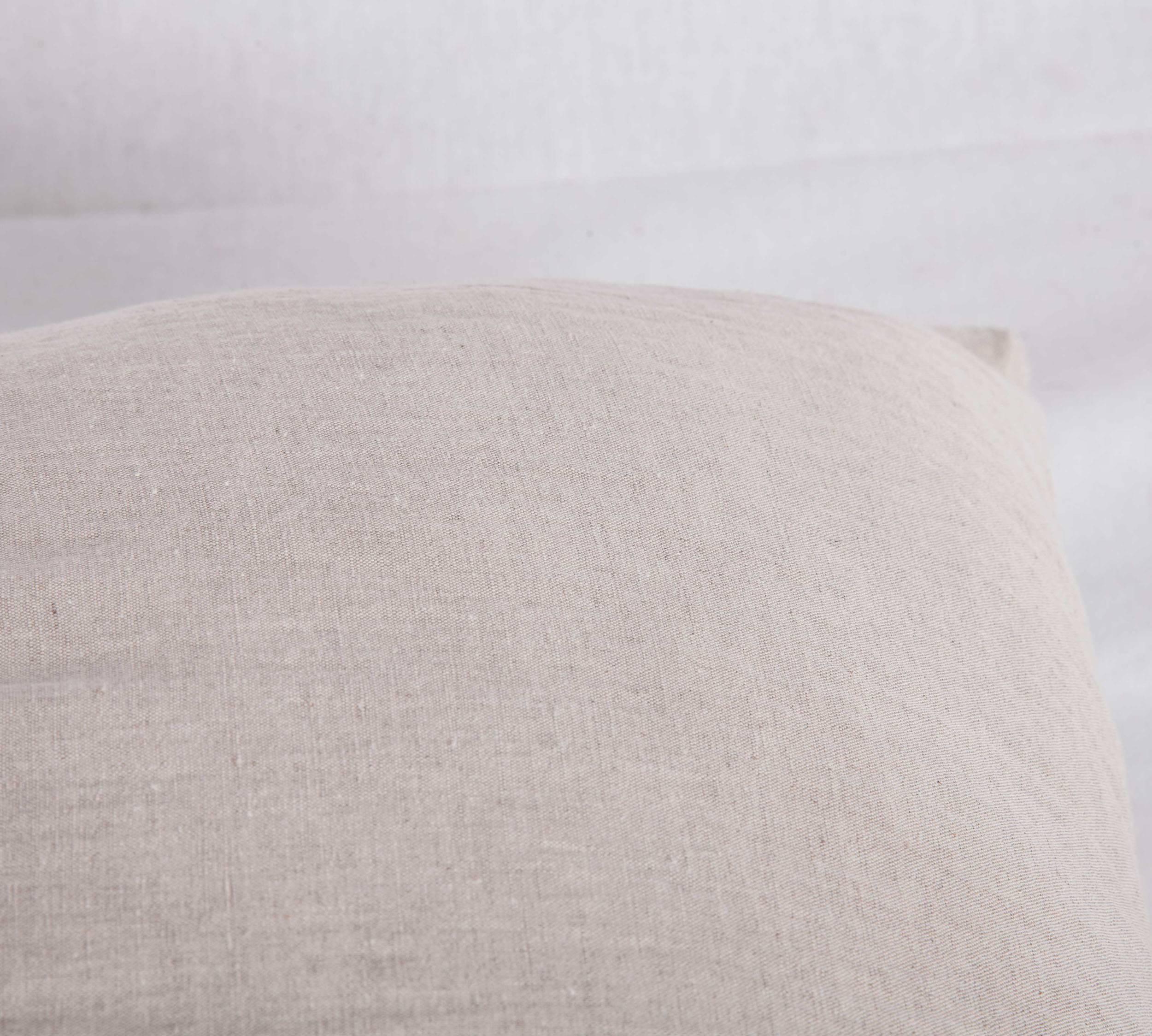20ième siècle Coussin façonné à partir d'un textile de soie ouzbek du début du XXe siècle en vente
