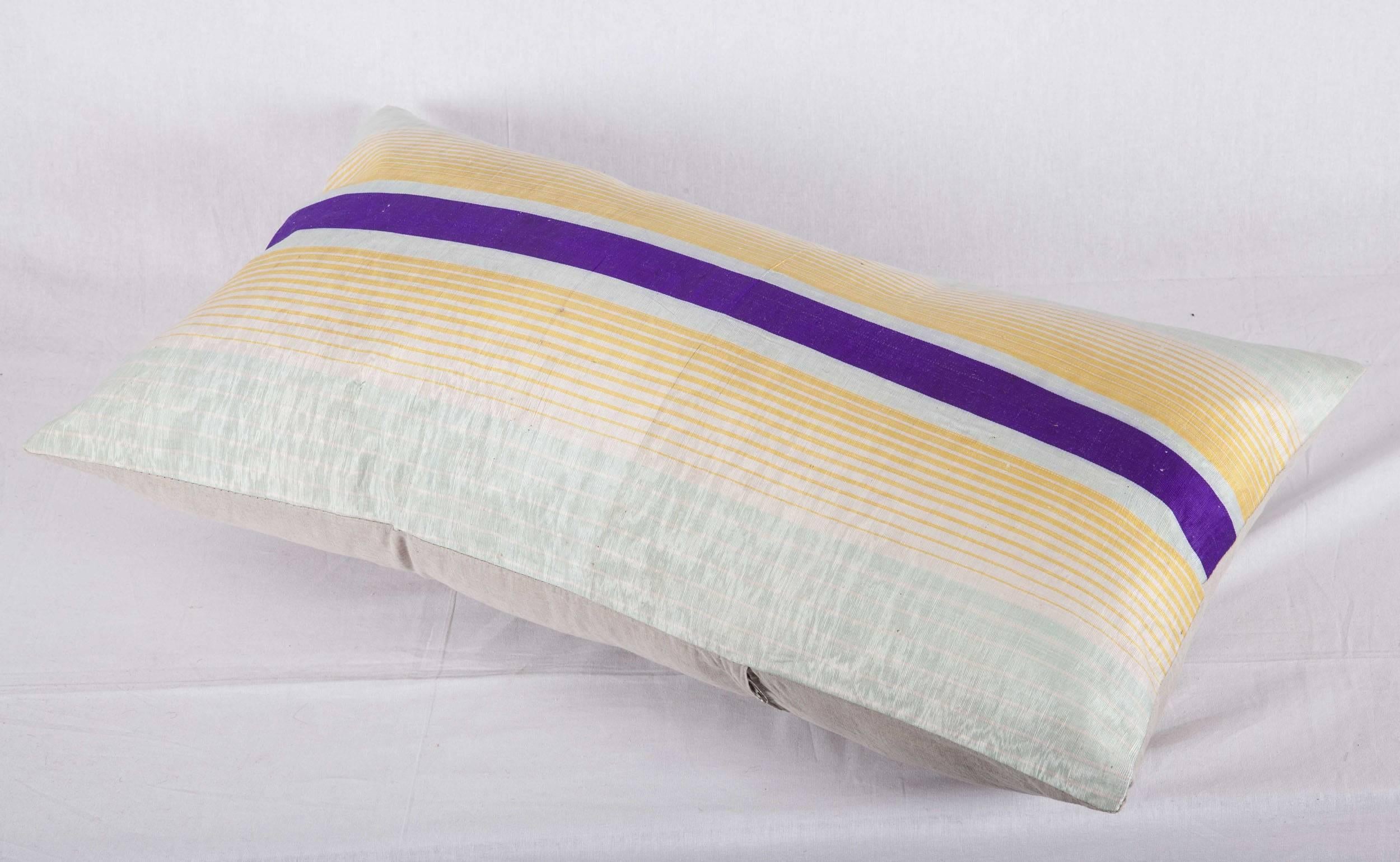 Soie Coussin façonné à partir d'un textile de soie ouzbek du début du XXe siècle en vente