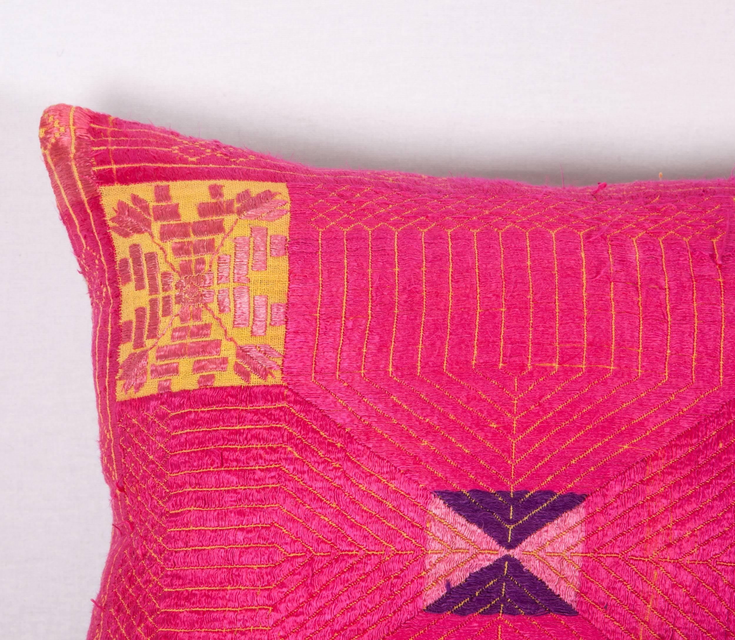 Suzani Coussin réalisé à partir d'une broderie de guirlandes des années 1930 en vente