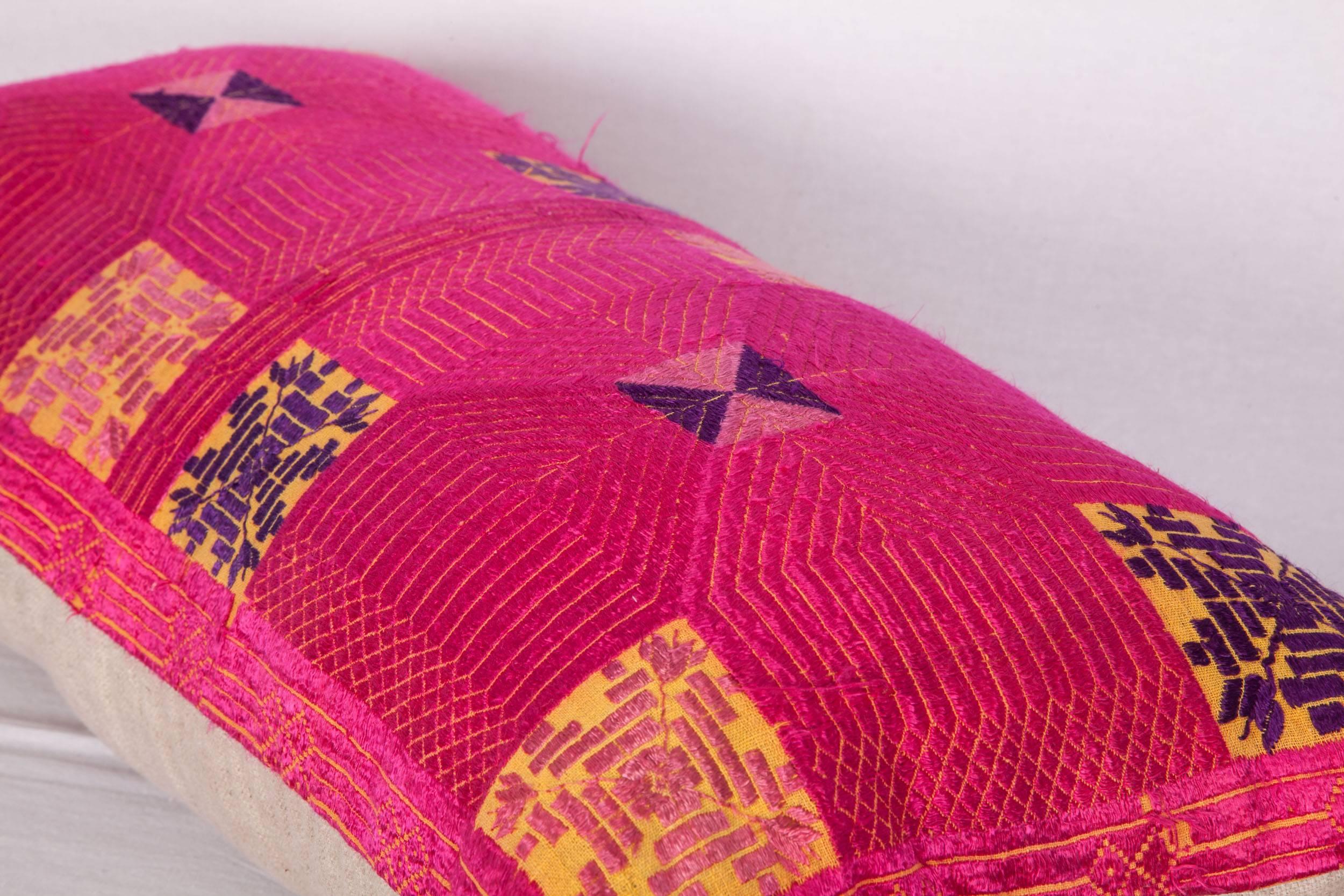 Cotone Cuscino realizzato con un ricamo Swat degli anni '30 in vendita