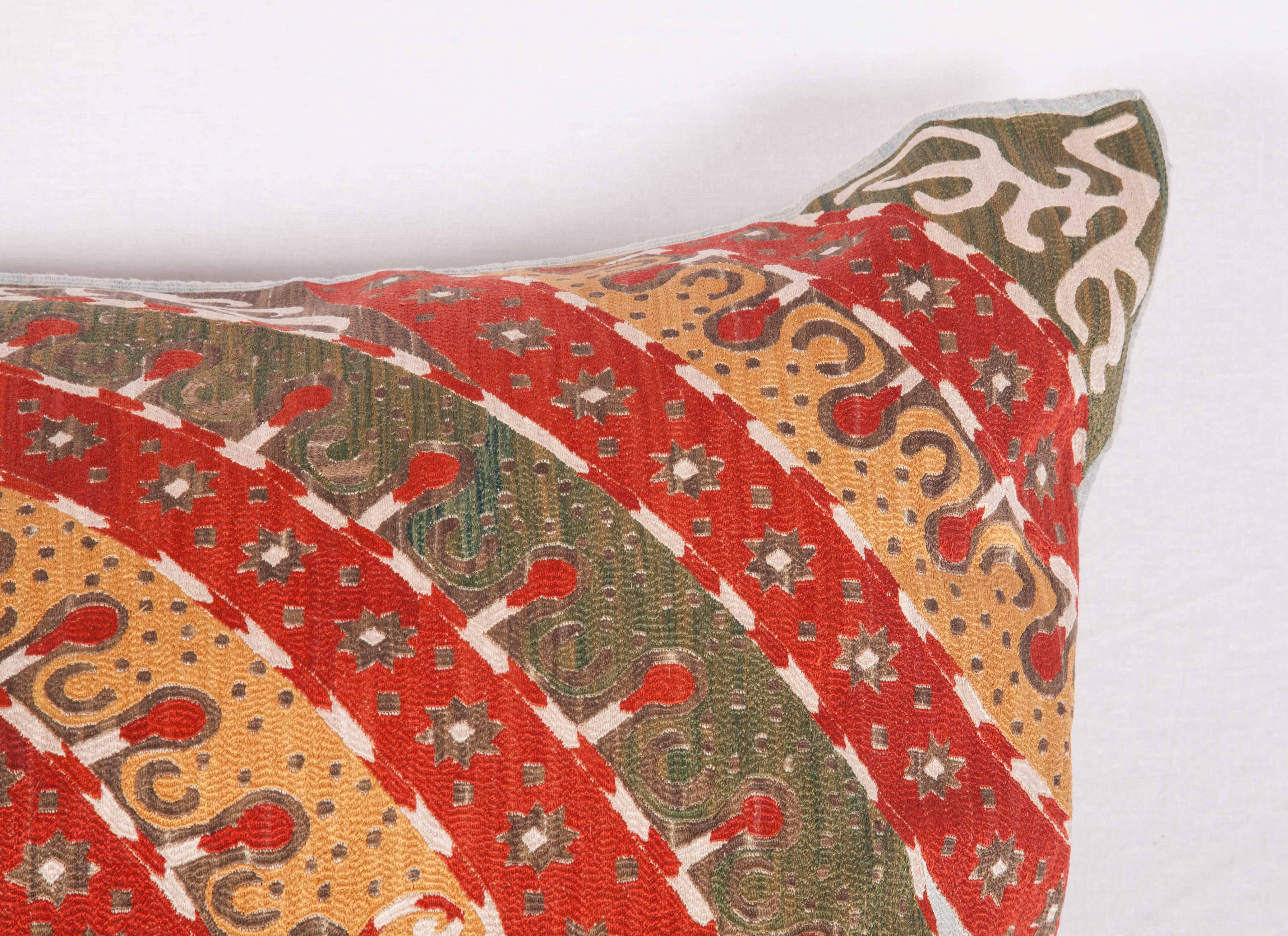 Suzani Coussin contemporain en soie brodée à la main d'Arménie en vente