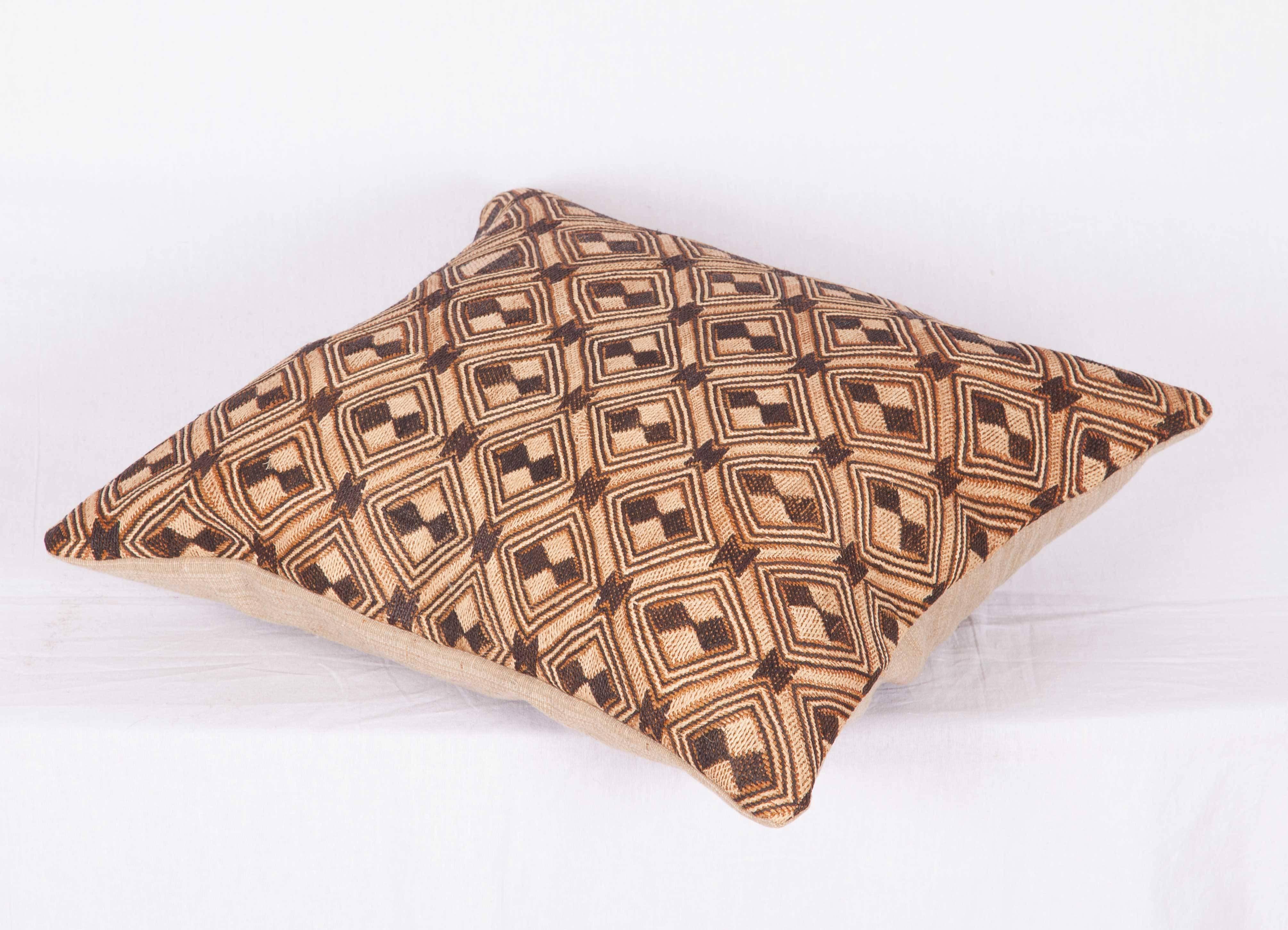 Vintage African Kuba Raffia Pillow In Good Condition In Istanbul, TR