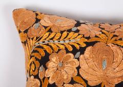 Antikes Kissen aus einer ungarischen Matyo-Stickerei