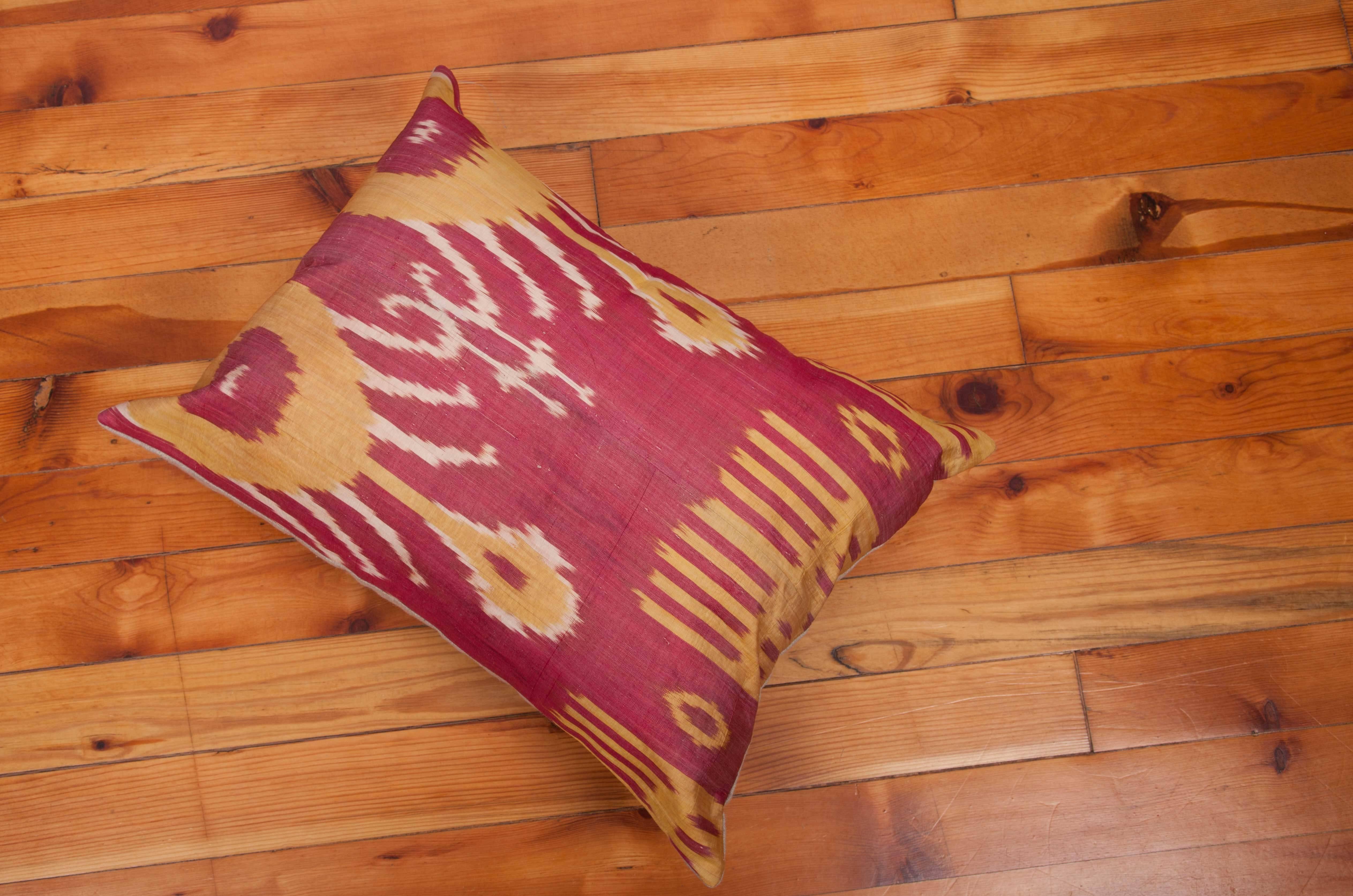 Antique Pillow Made Out of a 19th Century Uzbek Ikat In Good Condition In Istanbul, TR