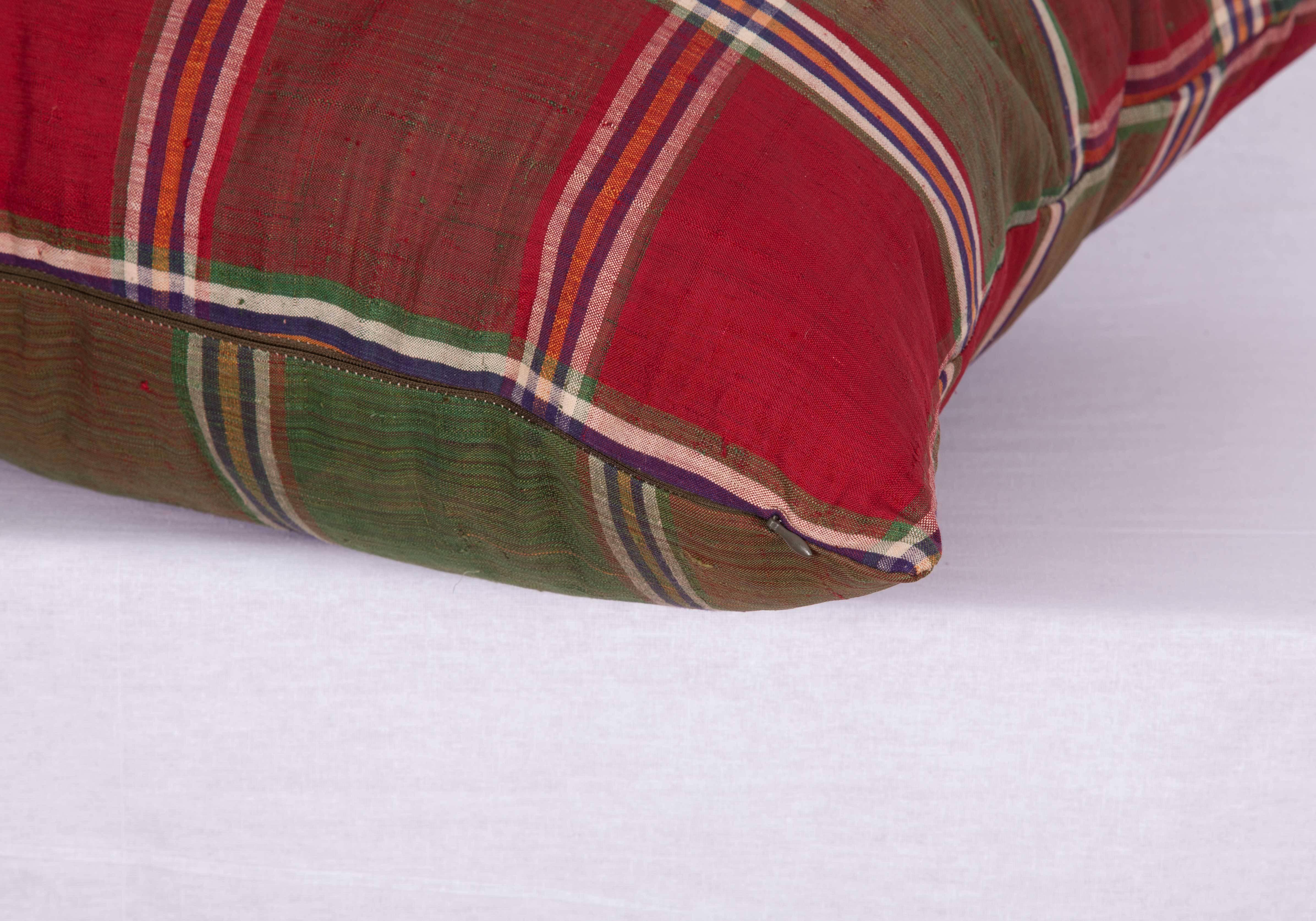 Tissé à la main Oreiller fabriqué à partir d'un châle en soie turkmène du milieu du 20e siècle en vente