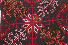 Almohada antigua hecha con un bordado kirguís