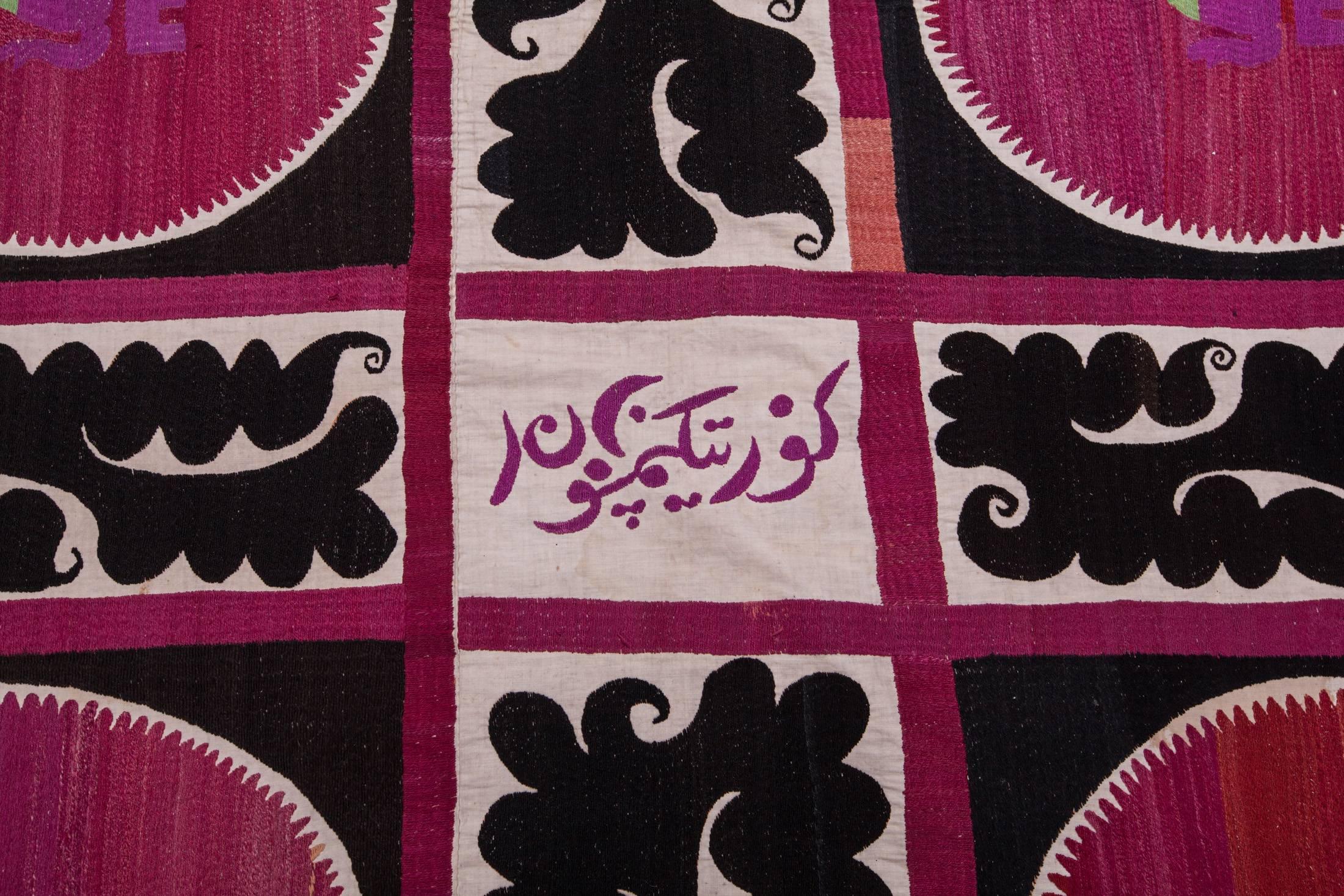 Mid-20th Century Uzbek Samarkand Suzani with a Script In Good Condition For Sale In Istanbul, TR