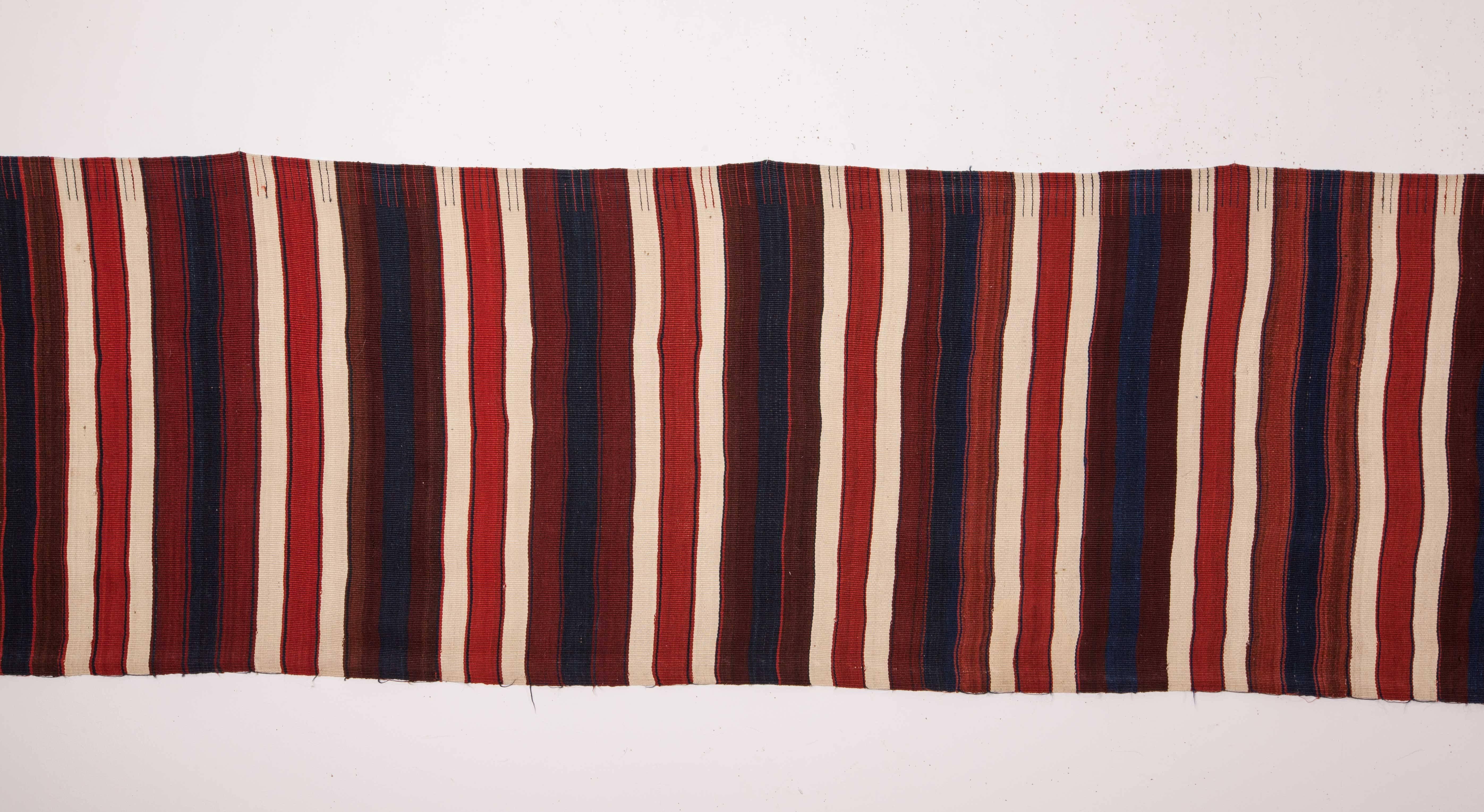 Un antico kilim in buone condizioni e con tutti i colori naturali.
 