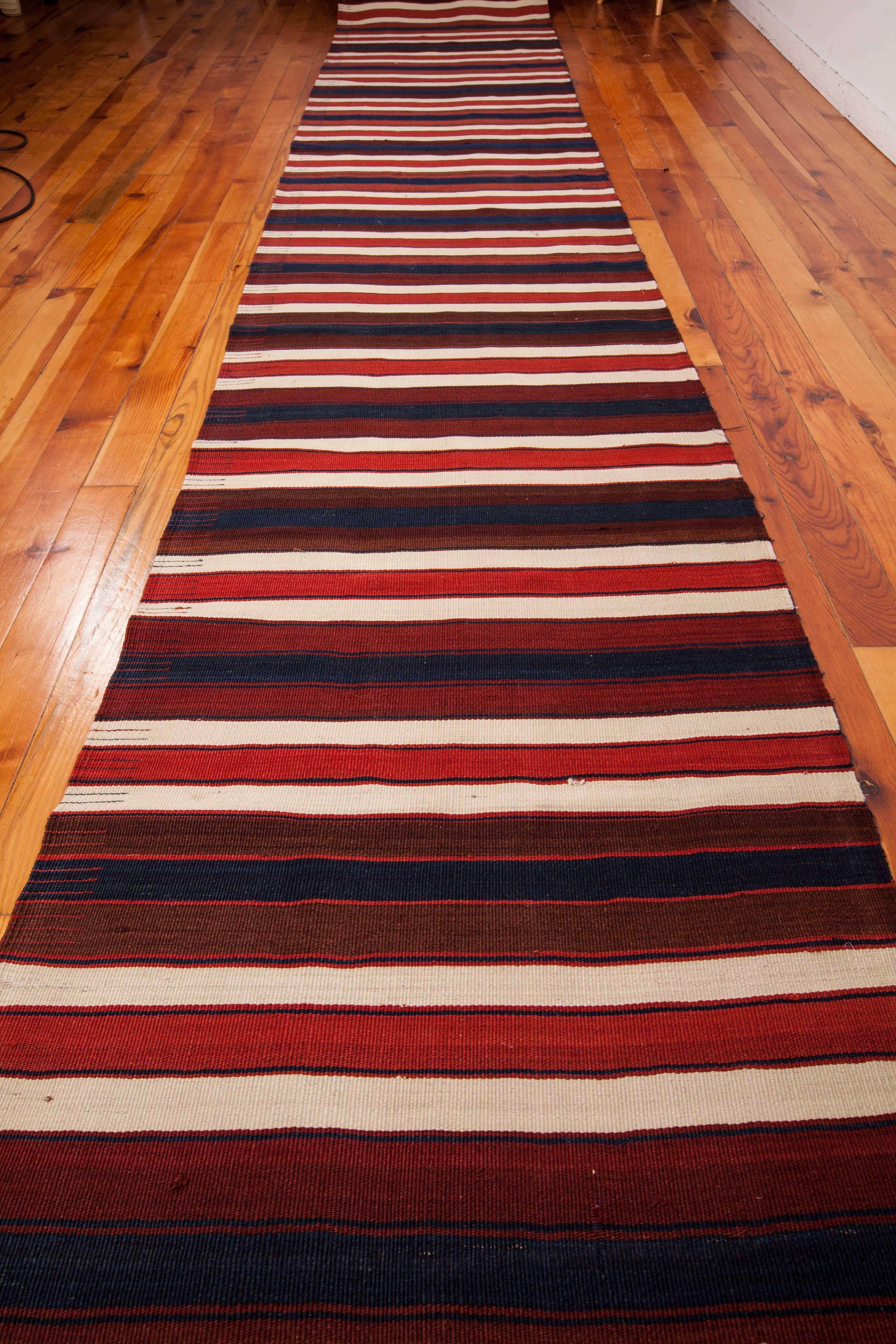 Lana XIX secolo, Anatolia orientale, probabilmente Elazig, Runner Kilim lungo in lana in vendita