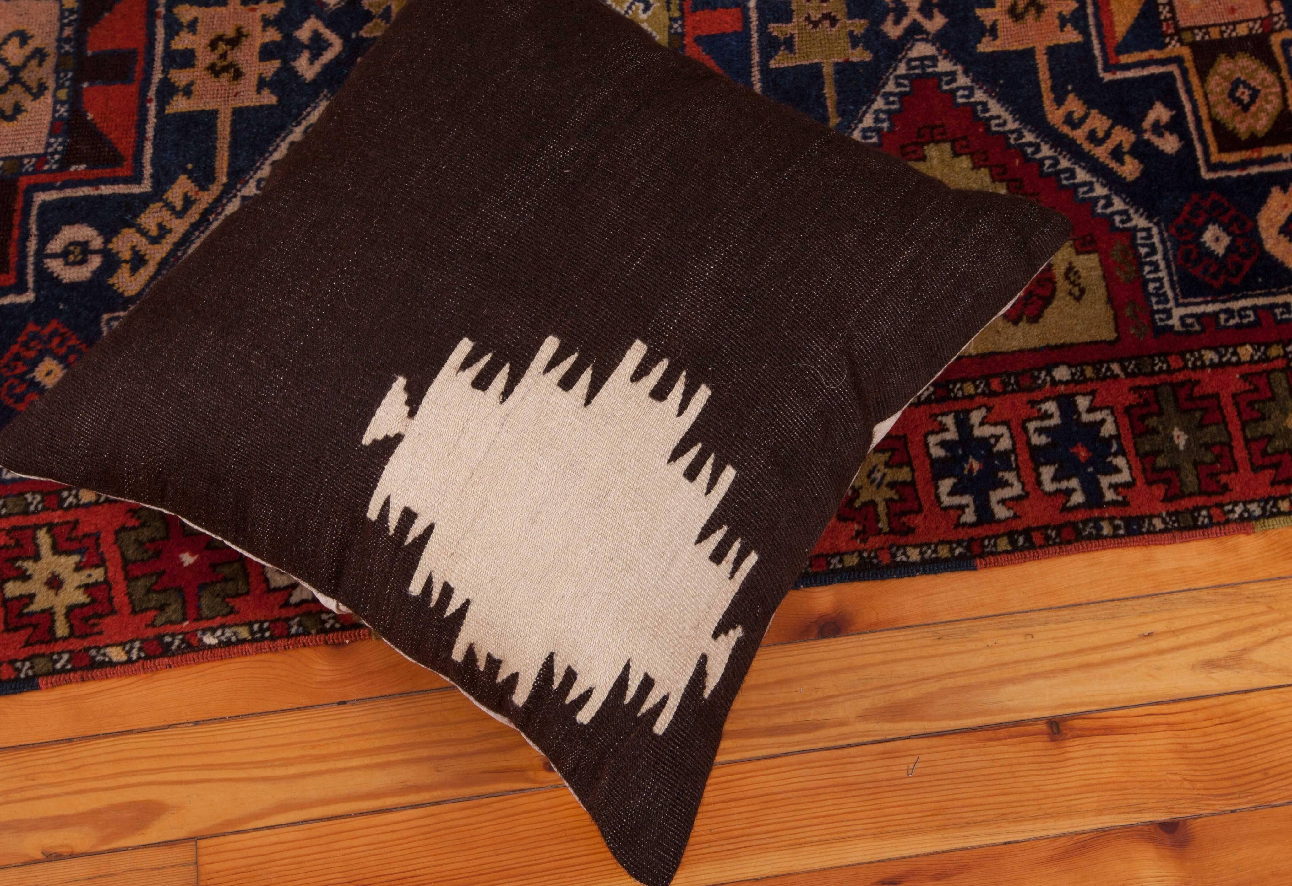 Vintage Pillow Case Made out of an Eastern Anatolian Siirt Blanket  In Good Condition In Istanbul, TR