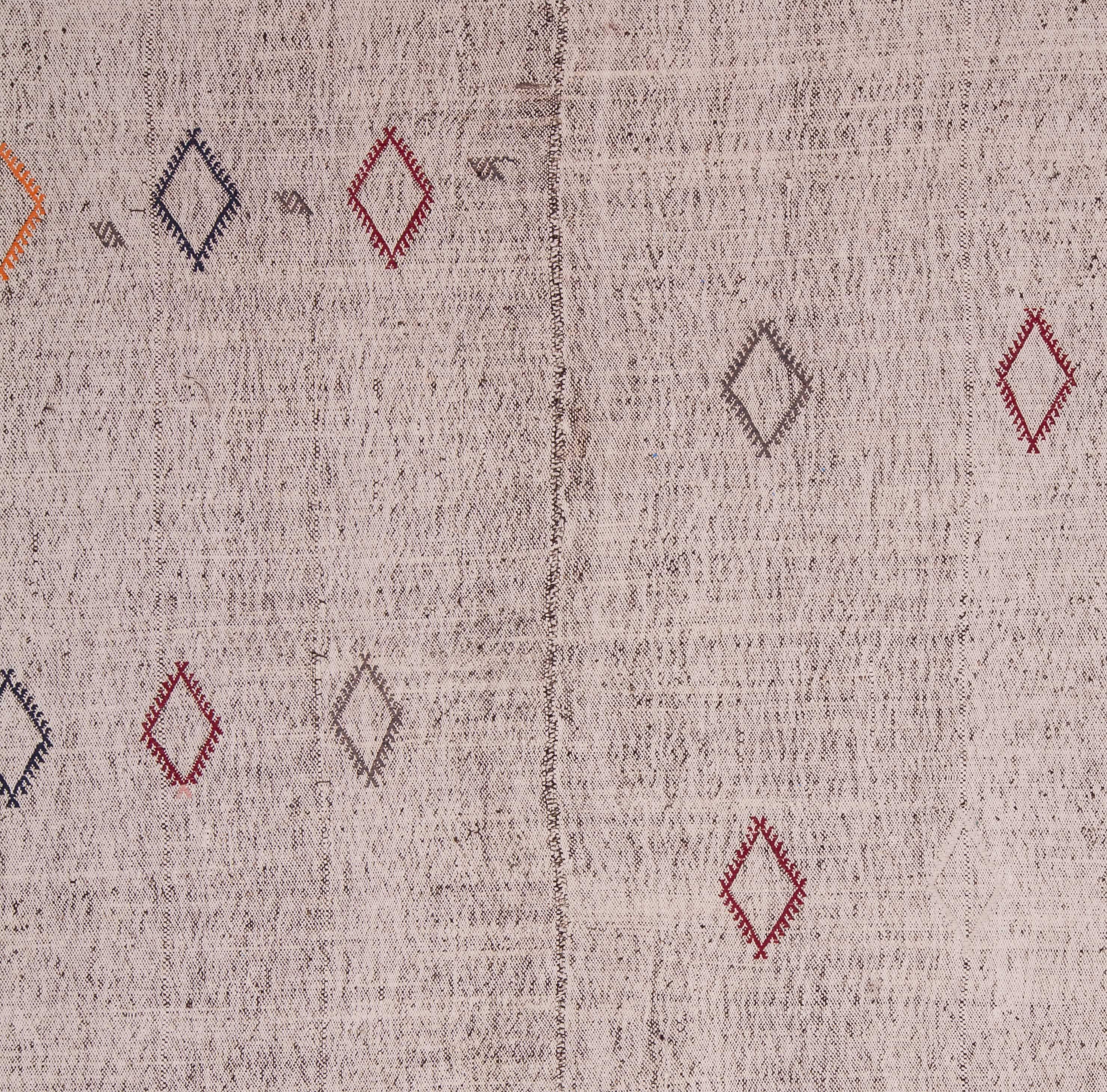 Vintage Anatolian Nomadic Kilim In Good Condition In Istanbul, TR
