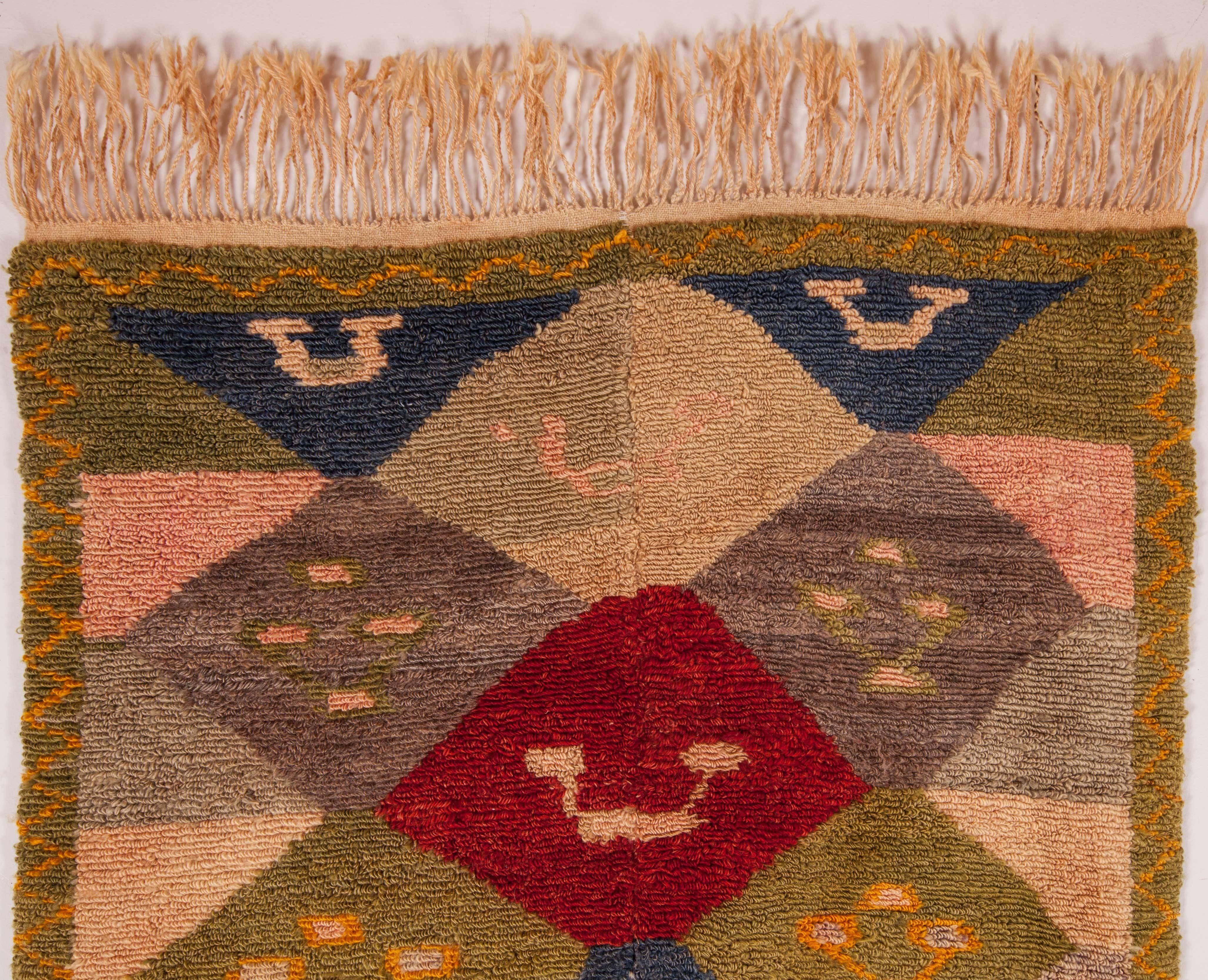 Mid-20th Century Central Anatolian Loop Technique Tulu Rug In Good Condition In Istanbul, TR