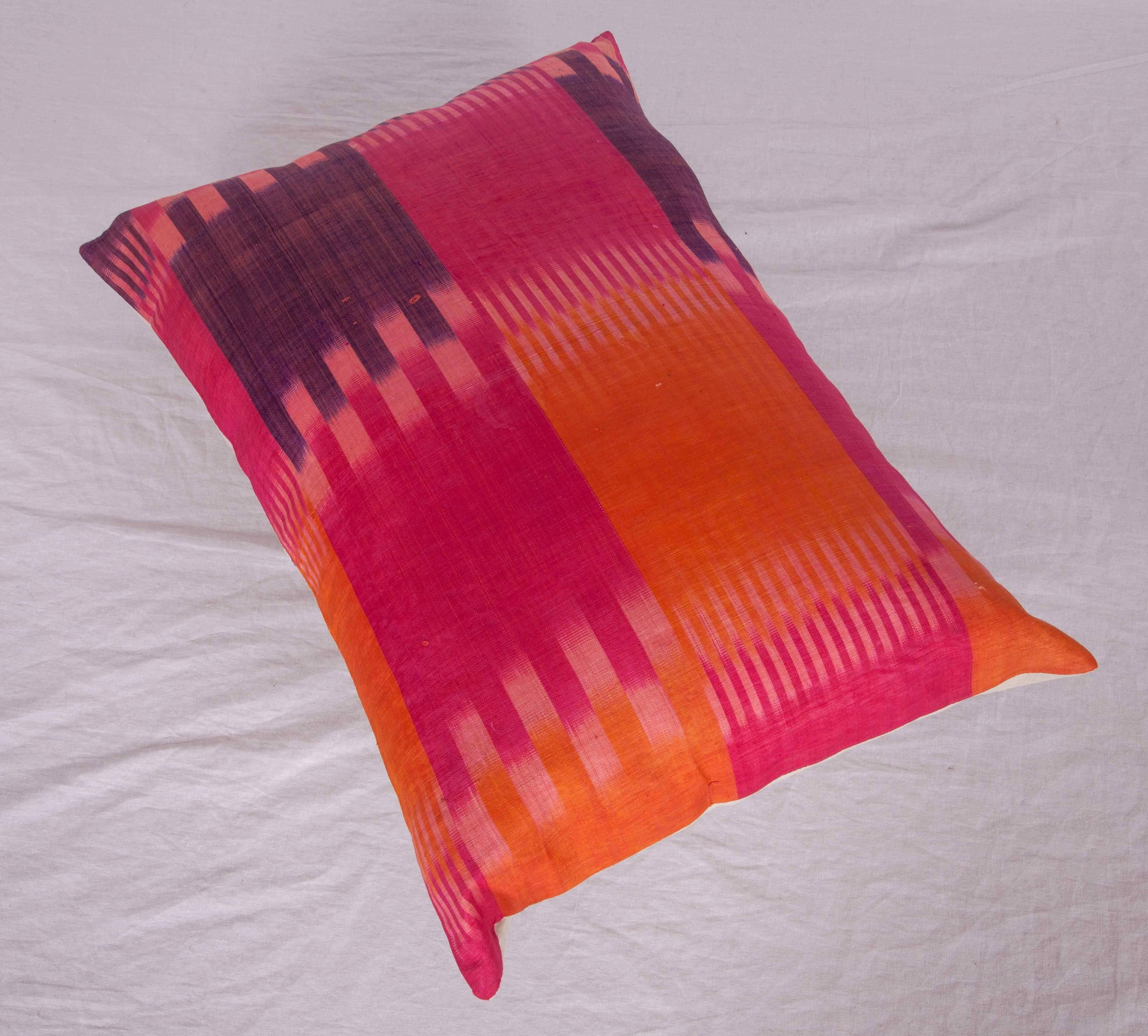 20ième siècle Coussin d'oreiller Ikat ancien fabriqué à partir d'un Ikat ouzbek du début du 20e siècle en vente