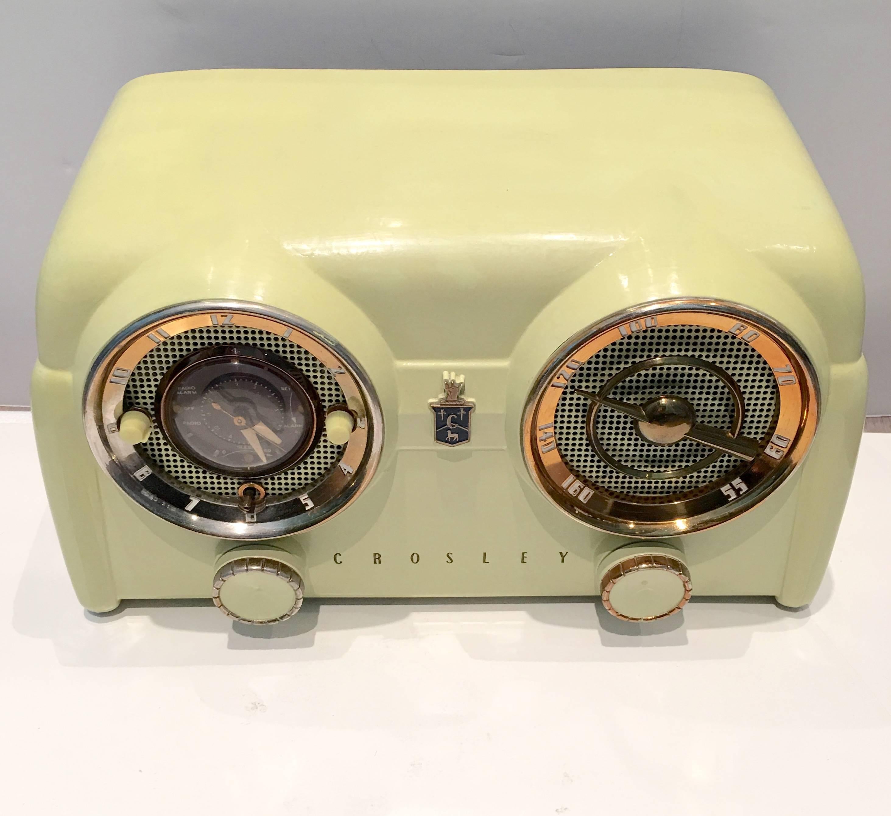 Rare 1950s Art Deco design Crosley tube "Dashboard" clock/radio in chartreuse green. Model #D25CE, features a rare operational clock and AM radio, Bakelite shell, original knobs and maintains the original manufactures label on the