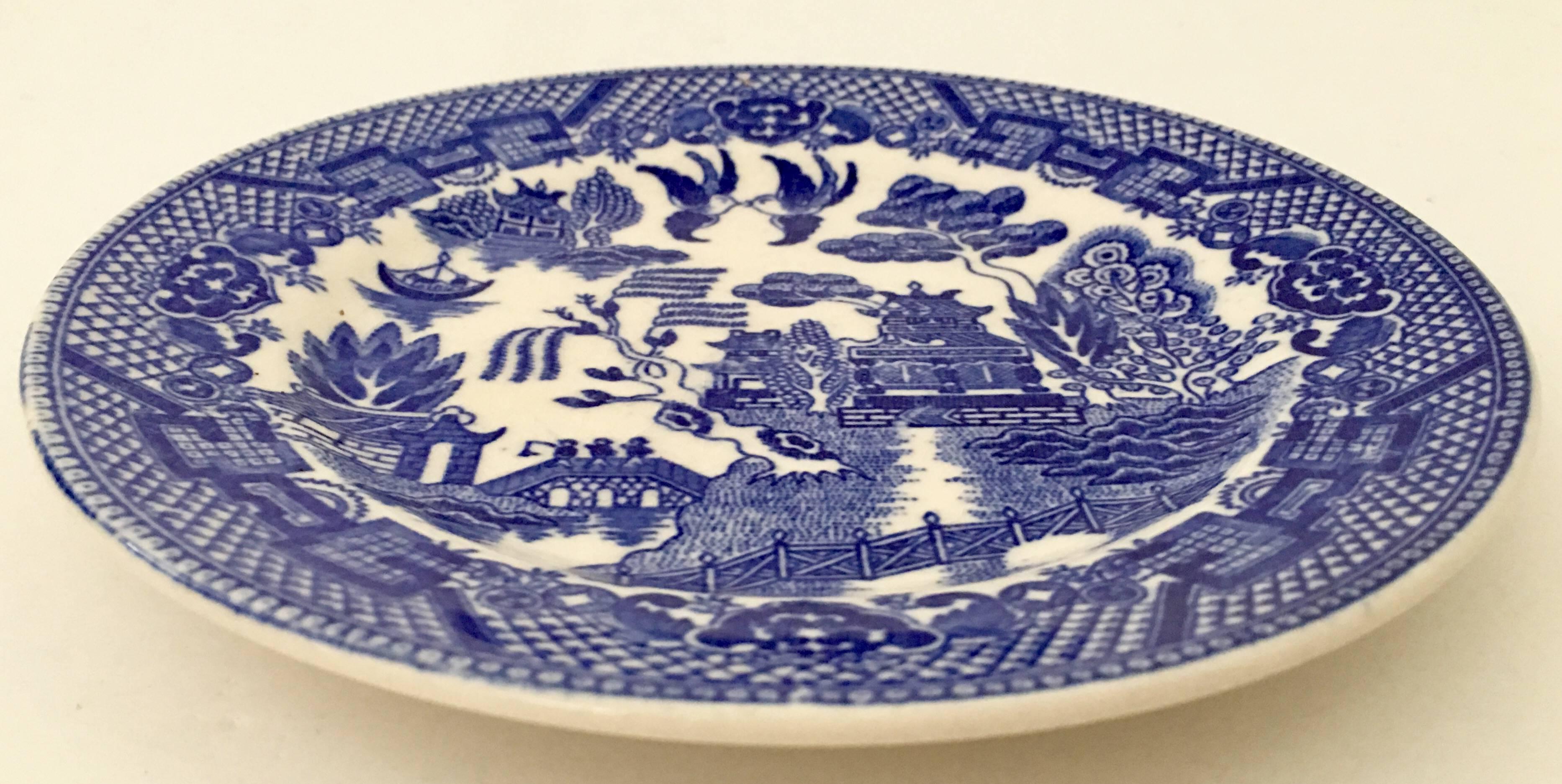 Ensemble de sept petites assiettes japonaises dans le motif 